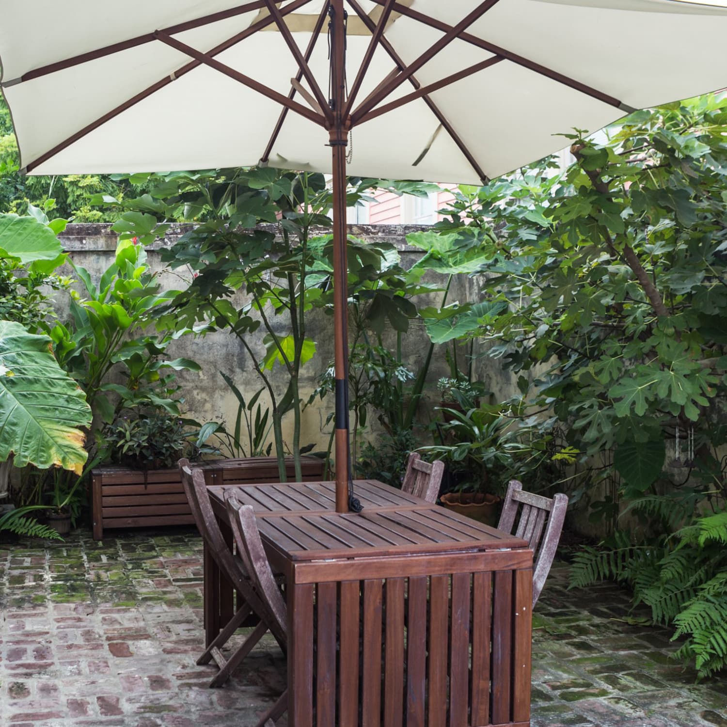 clean patio umbrella Easy Way to Clean a Patio Umbrella