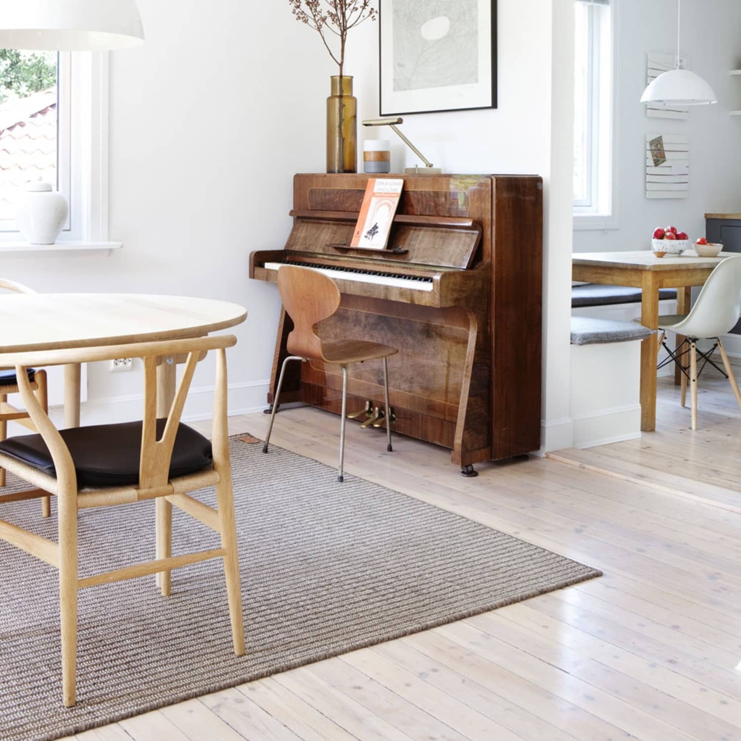 13 Ways To Decorate Around A Piano Apartment Therapy Grand piano decor, well done! 13 ways to decorate around a piano