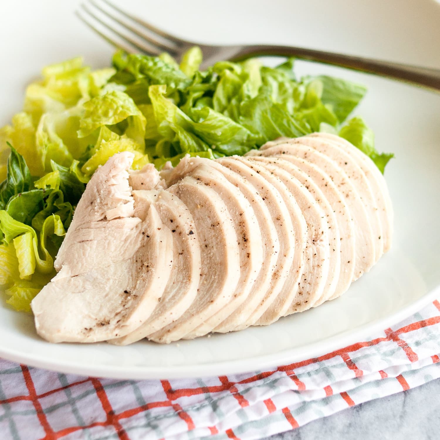 Индейка отварная. Вареная курица. Куру вареную. Отварная куриная грудка. Куриная голень вареная.