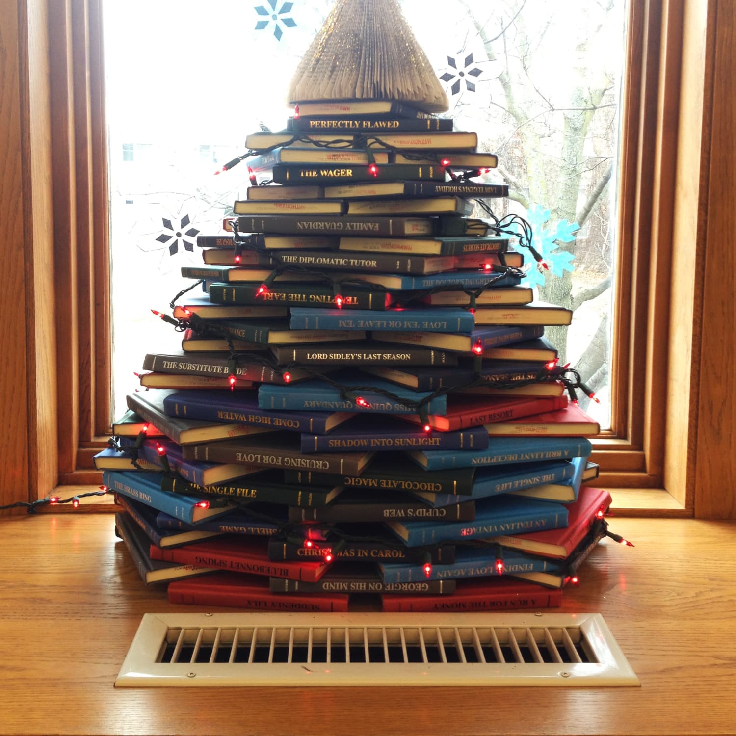 at%2Farchive%2F5e3369d78ed77e41c443fc24d17b4e91b02c0b2d TOP 20 | Vinte árvores de Natal feitas só de livros