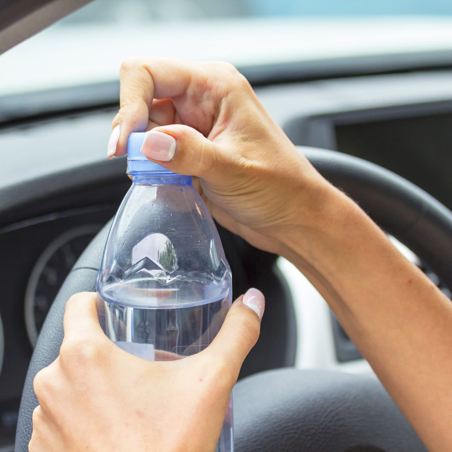 Бутылка воды в руке. Бутылка воды в машине. Машина в воде. Бутылка воды в руке девушки. Жара в машине.