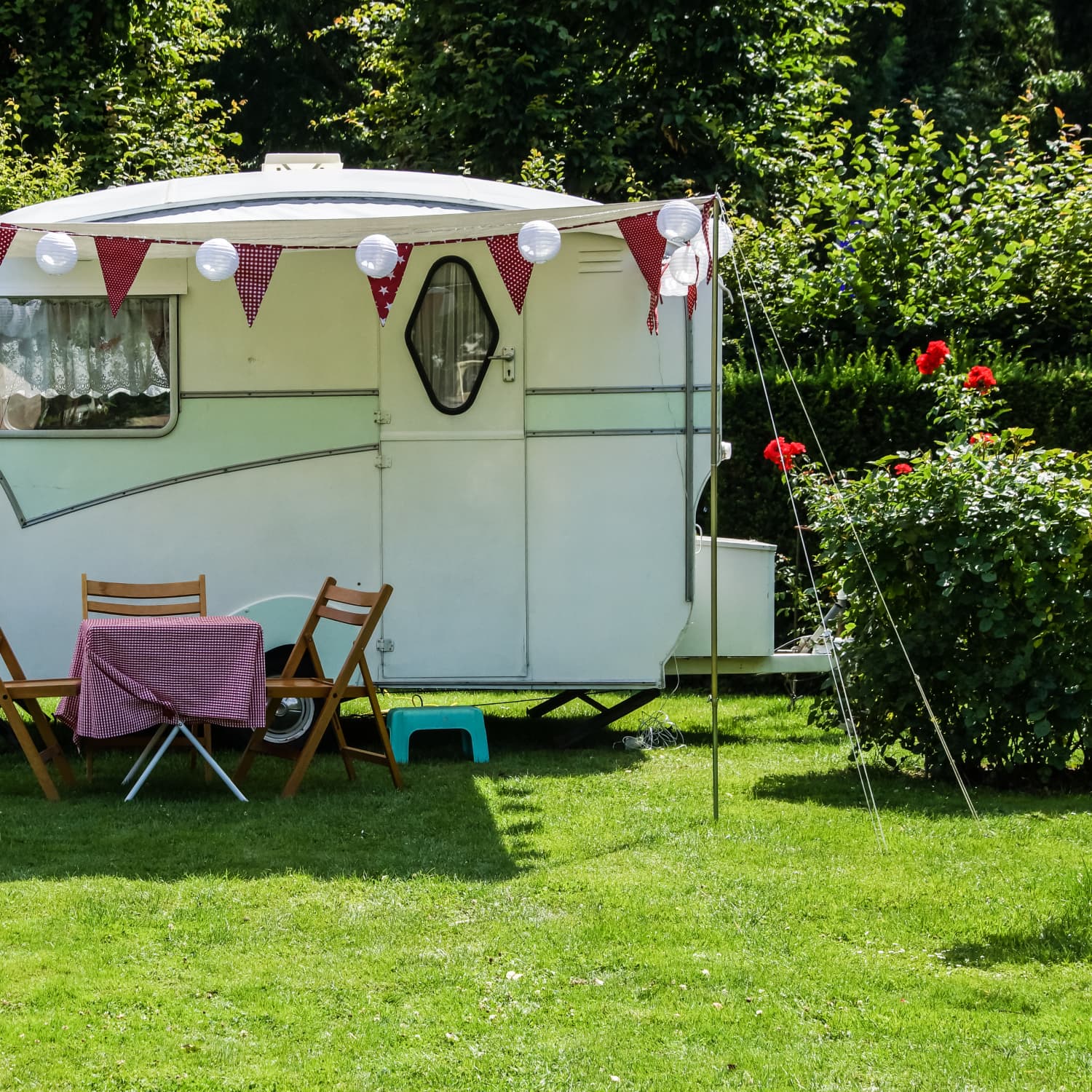 Best Vintage Travel Trailers Exterior Paint Jobs Apartment Therapy