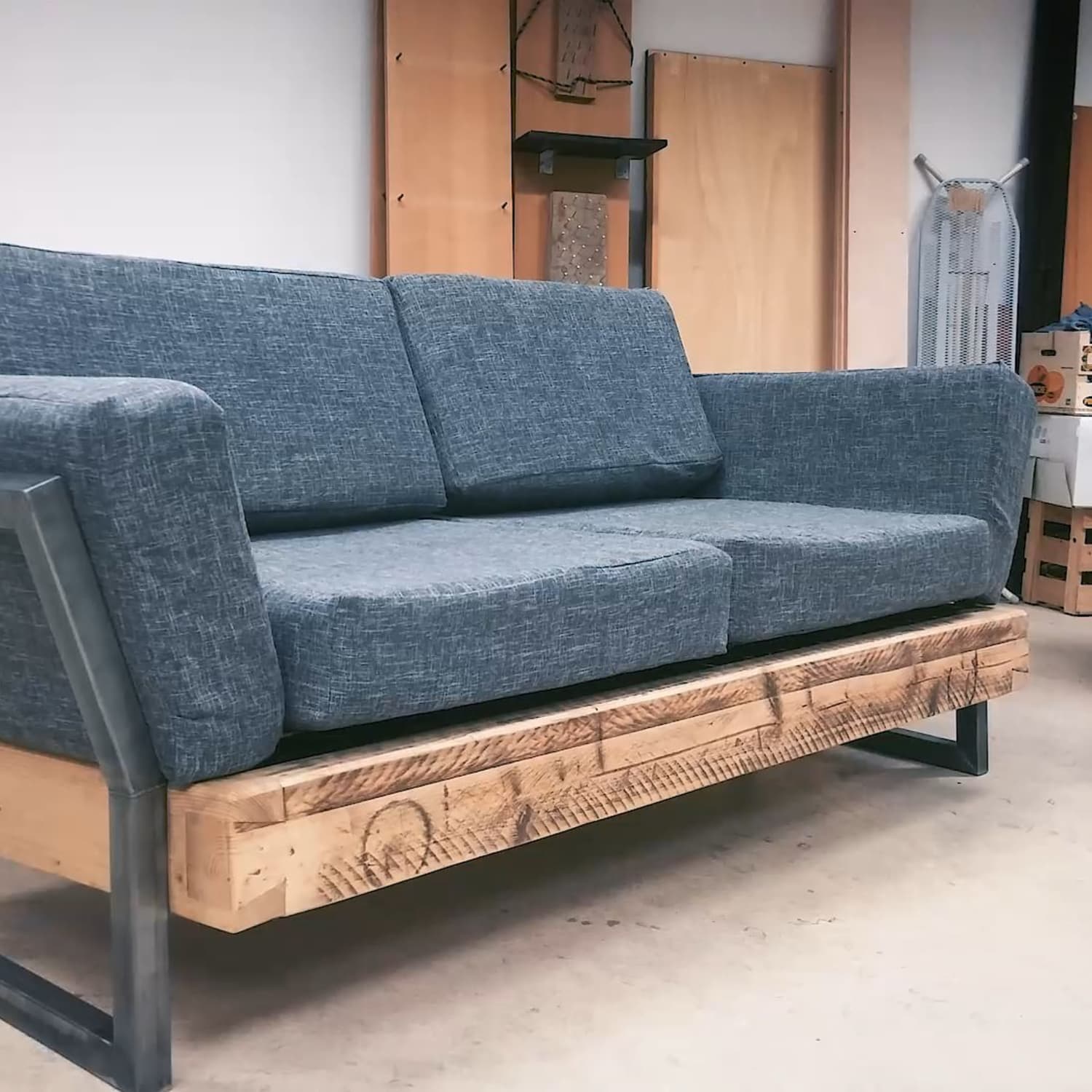caricia Premio recoger One Reddit User Built This DIY Reclaimed Sofa for $100 | Apartment Therapy