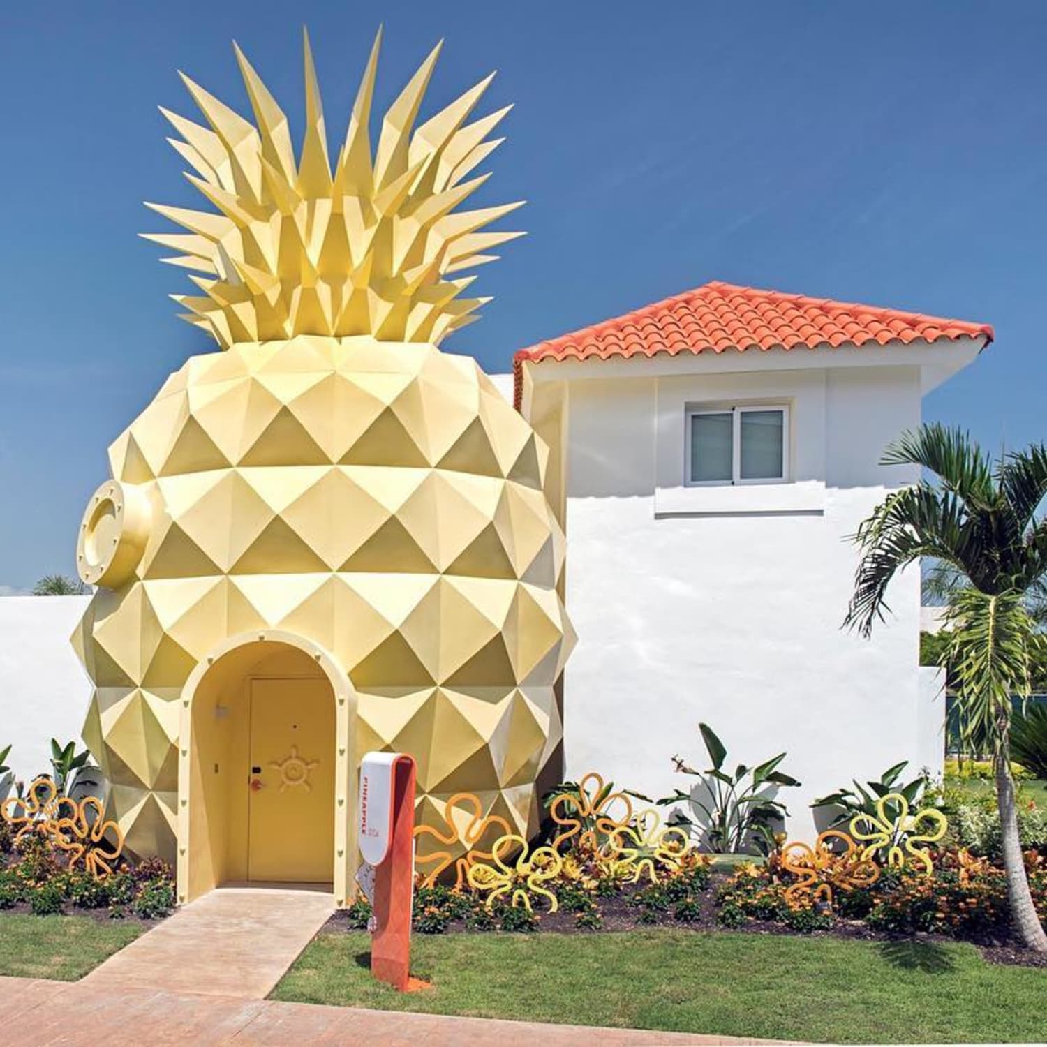 Why Yes This Is A Pineapple Shaped House You Can Stay Here