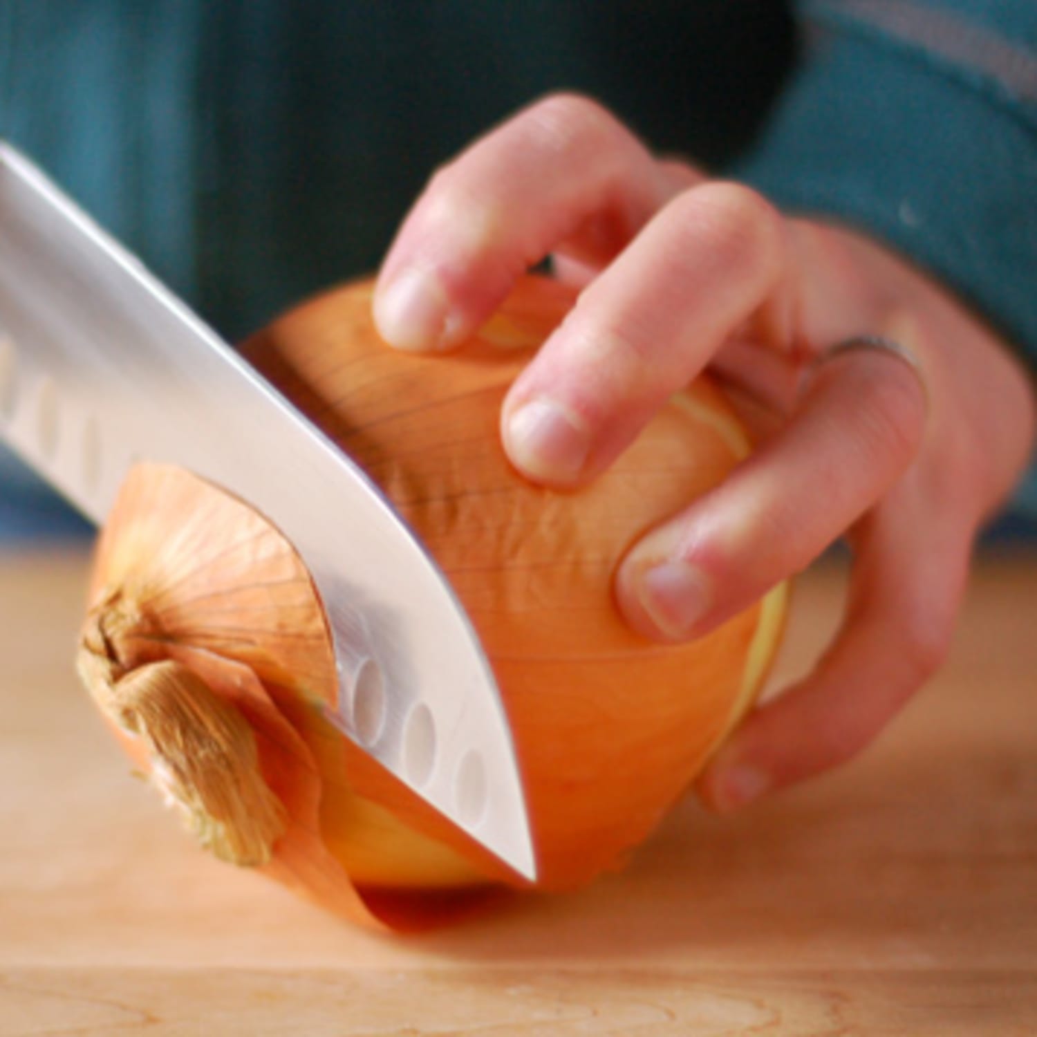 What makes a sharp knife cut