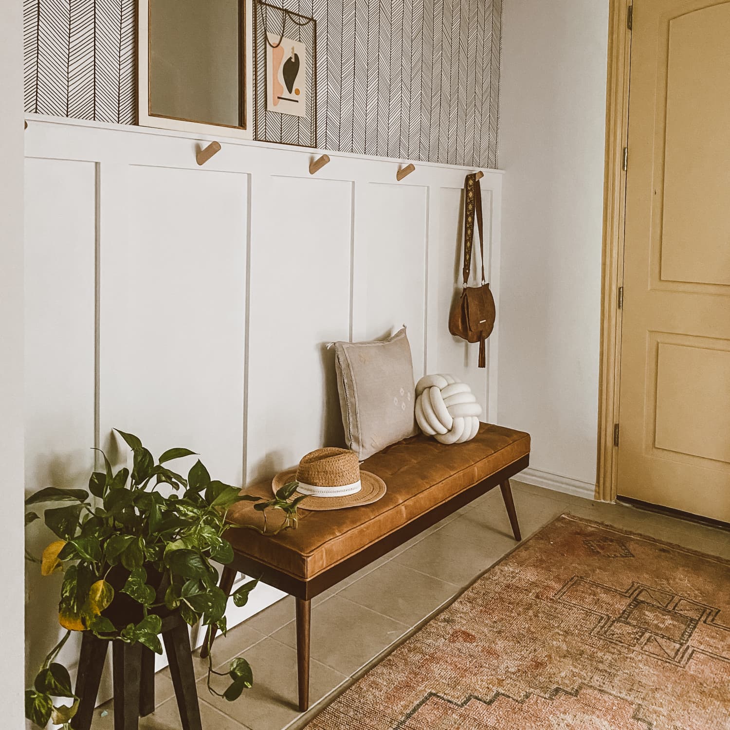 16 Small Entryway Ideas For A Grand Entrance, No Matter The Size |  Apartment Therapy