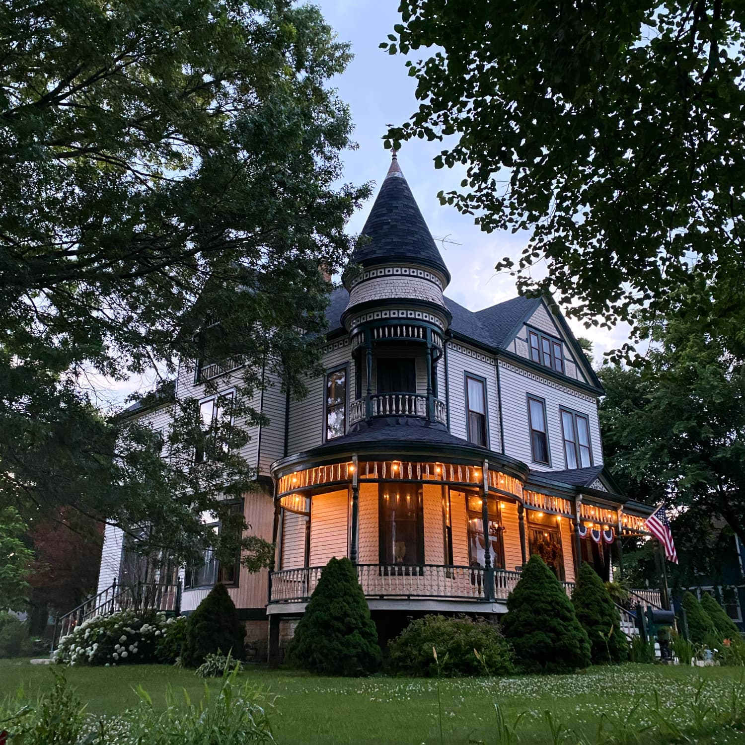 1890s Victorian Home Decorated for Halloween | Apartment Therapy