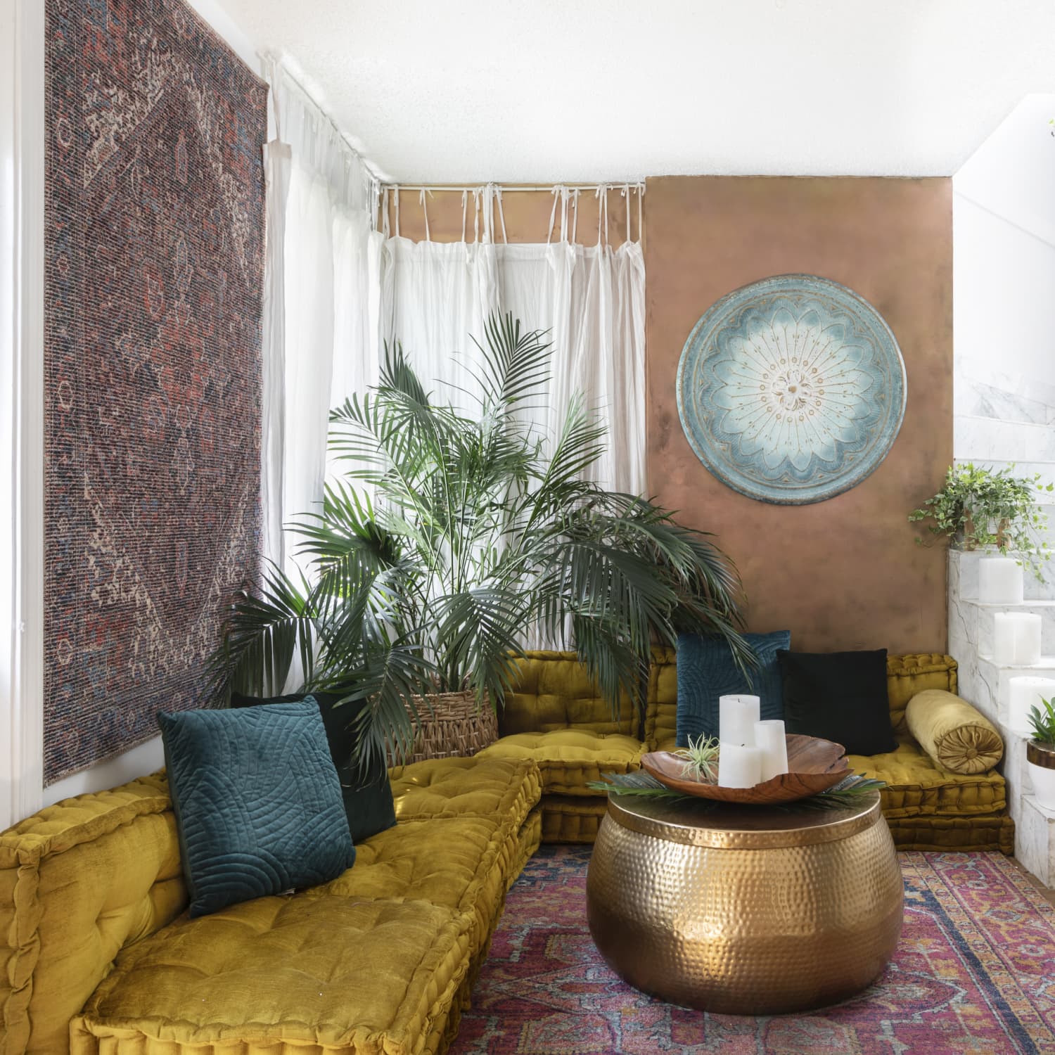 Here's How to Hack a Living Room Sectional with Floor Cushions and Save  Money | Apartment Therapy, image size:1500x1500