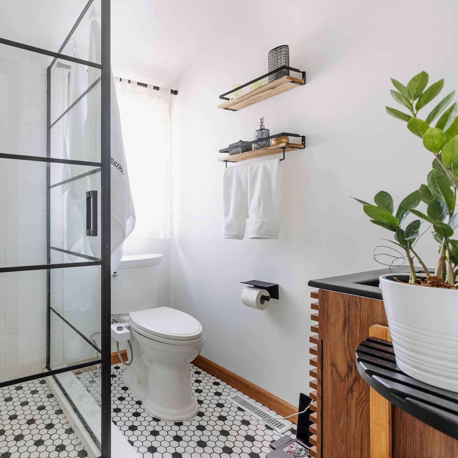 A History of Hexagon Tile: Why This 1920s Trend Is Still Popular |  Apartment Therapy, image size:1500x1500