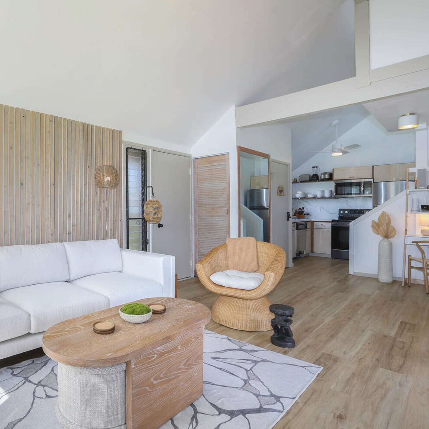 Small Hawaii Townhouse Has a Cute Use for an Otherwise Useless Crawlspace |  Apartment Therapy, image size:1500x1500