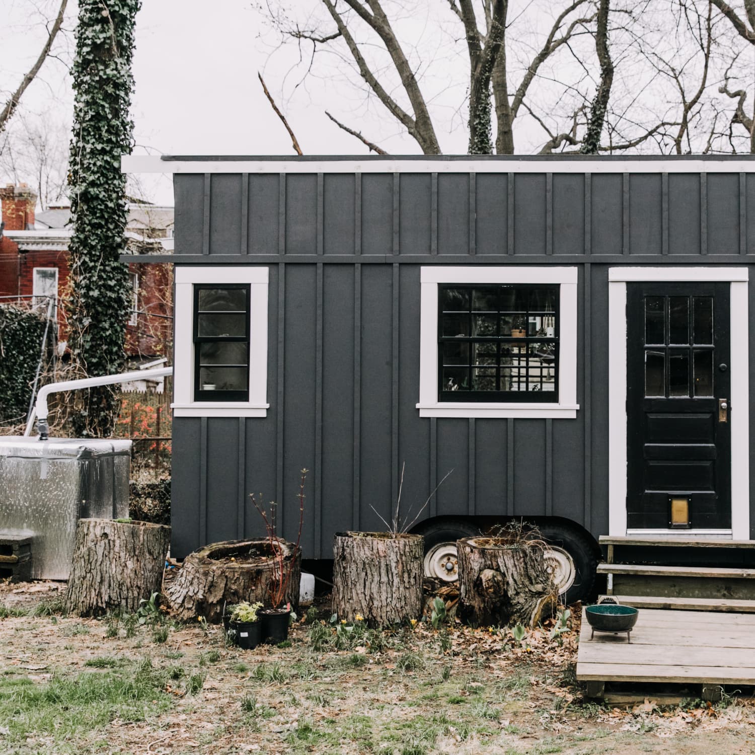 The Pros And Cons Of Dark Exterior Paint Apartment Therapy