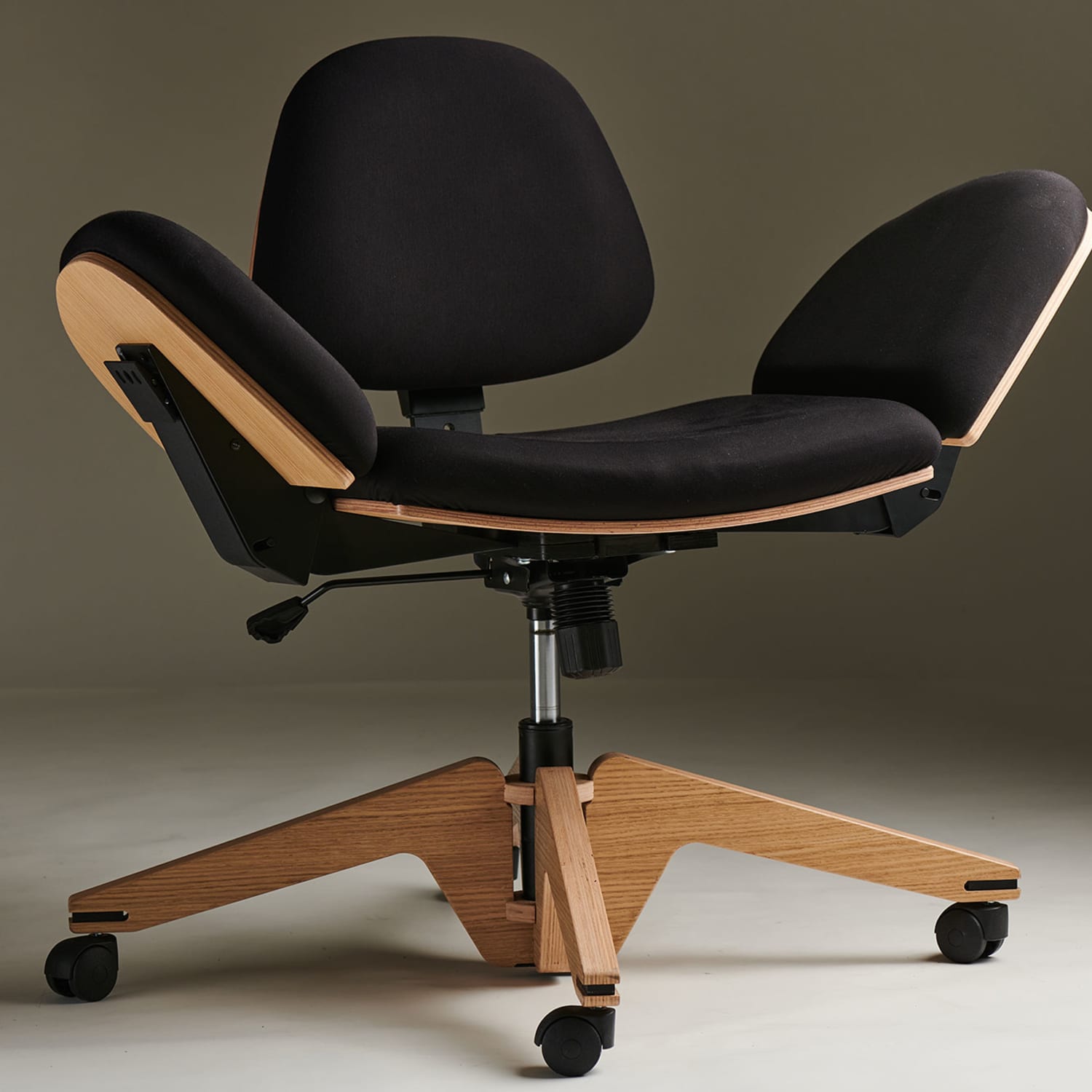 https://cdn.apartmenttherapy.info/image/upload/f_jpg,q_auto:eco,c_fill,g_auto,w_1500,ar_1:1/at%2Fnews-culture%2F2020-10%2FBeYou-Transforming-Chair-MediaKit-ChairOnly-_4
