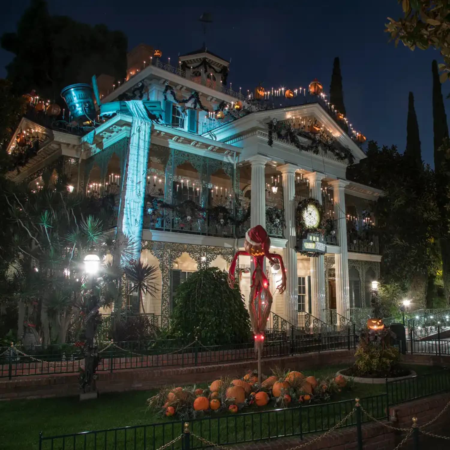 Thiết kế haunted mansion halloween decorations đầy kinh dị cho lễ hội Halloween