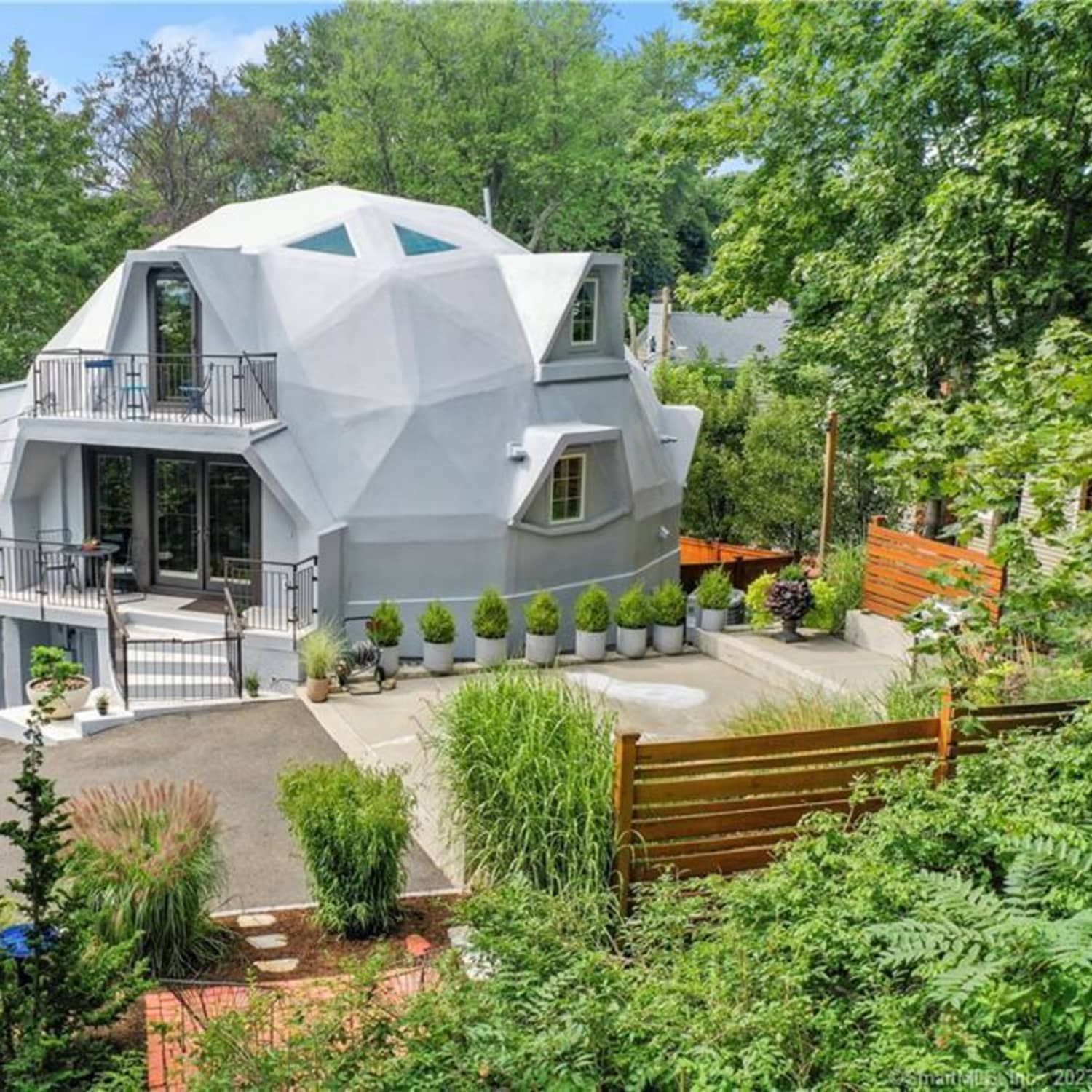 https://cdn.apartmenttherapy.info/image/upload/f_jpg,q_auto:eco,c_fill,g_auto,w_1500,ar_1:1/at%2Freal-estate%2F2023-09%2Fgeodesic-dome-home%2Fgeodesic-dome-home-exterior-3