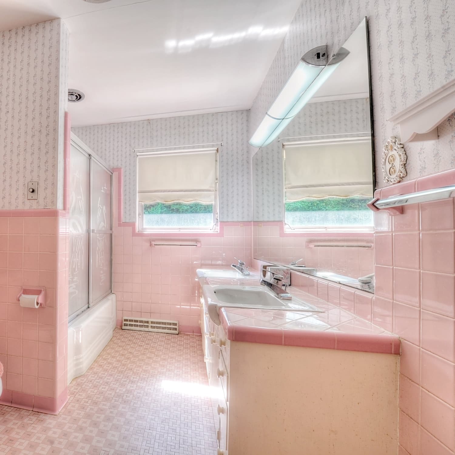How to Decorate a Retro Pink Bathroom: Stylish Tips & Tricks