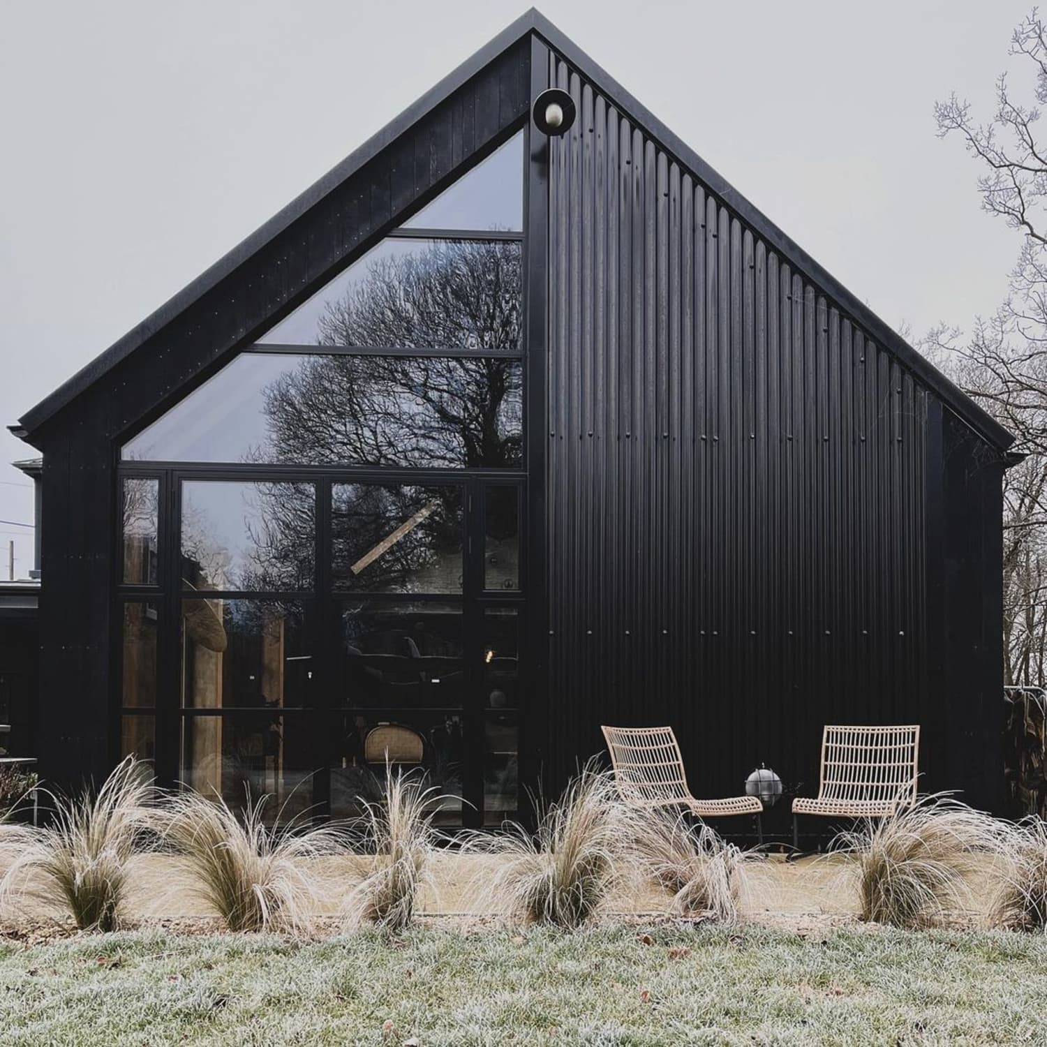 15 Chic Black Houses - All-Black Exteriors For Your Next Repaint 