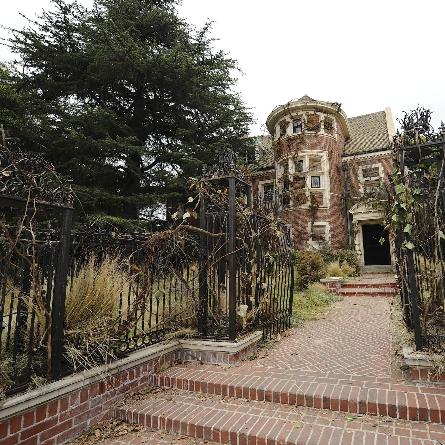 ●MURDER MANSIN Hometown Haunting: The dark history behind the Bowling Green