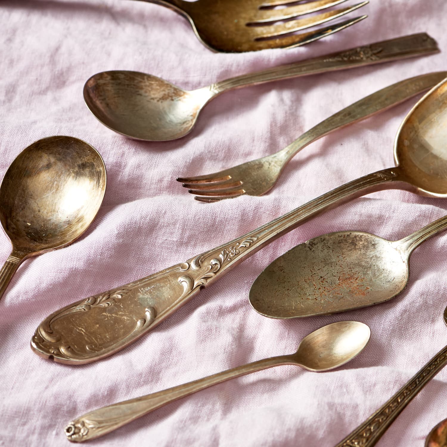 Cleaning tarnished silverware deals