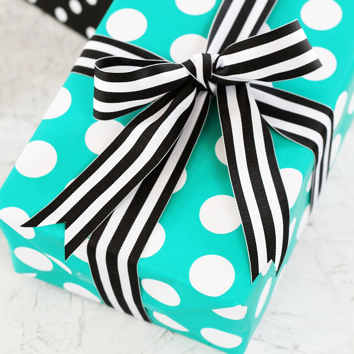 How to wrap a outlet gift with ribbon
