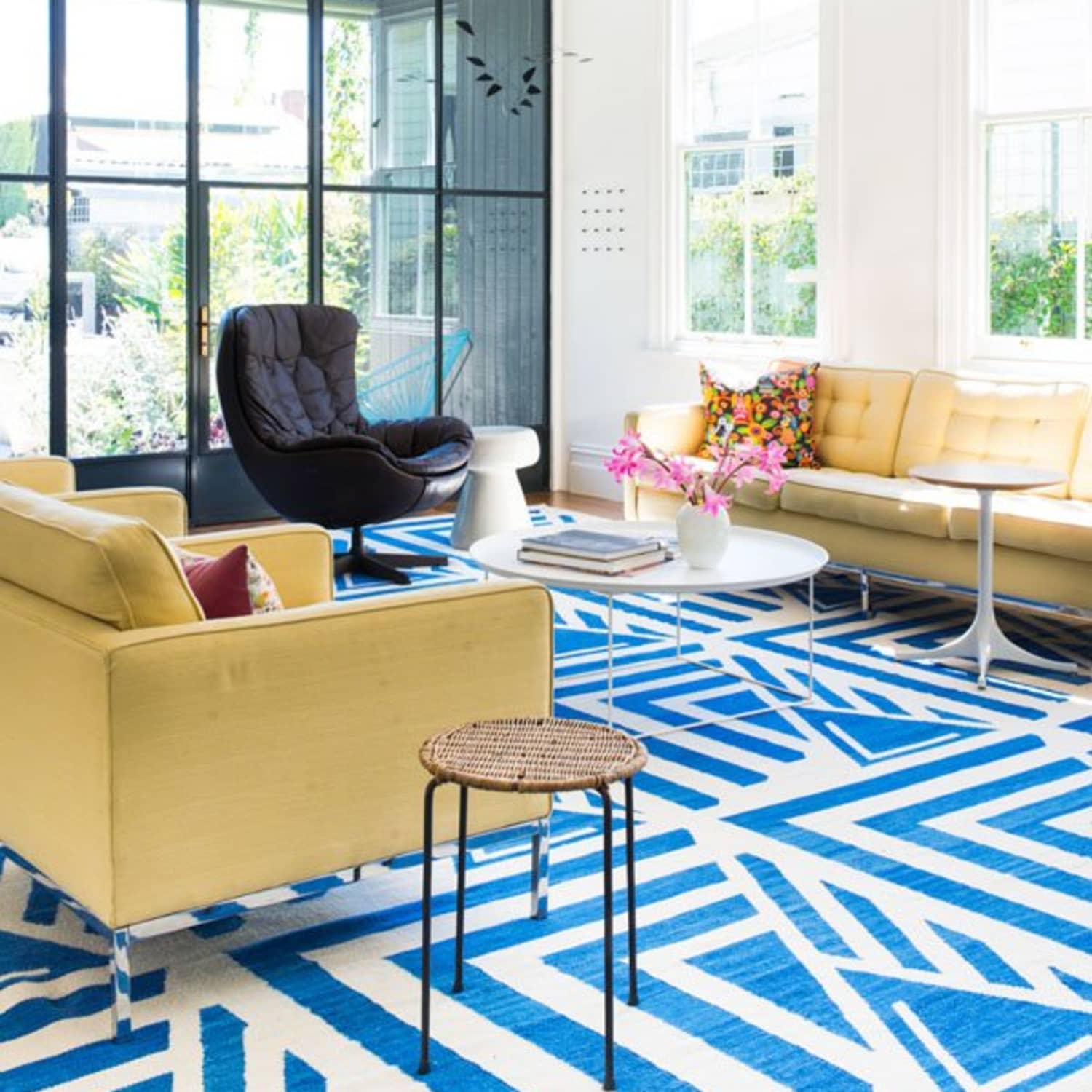 ковер к желтому дивану