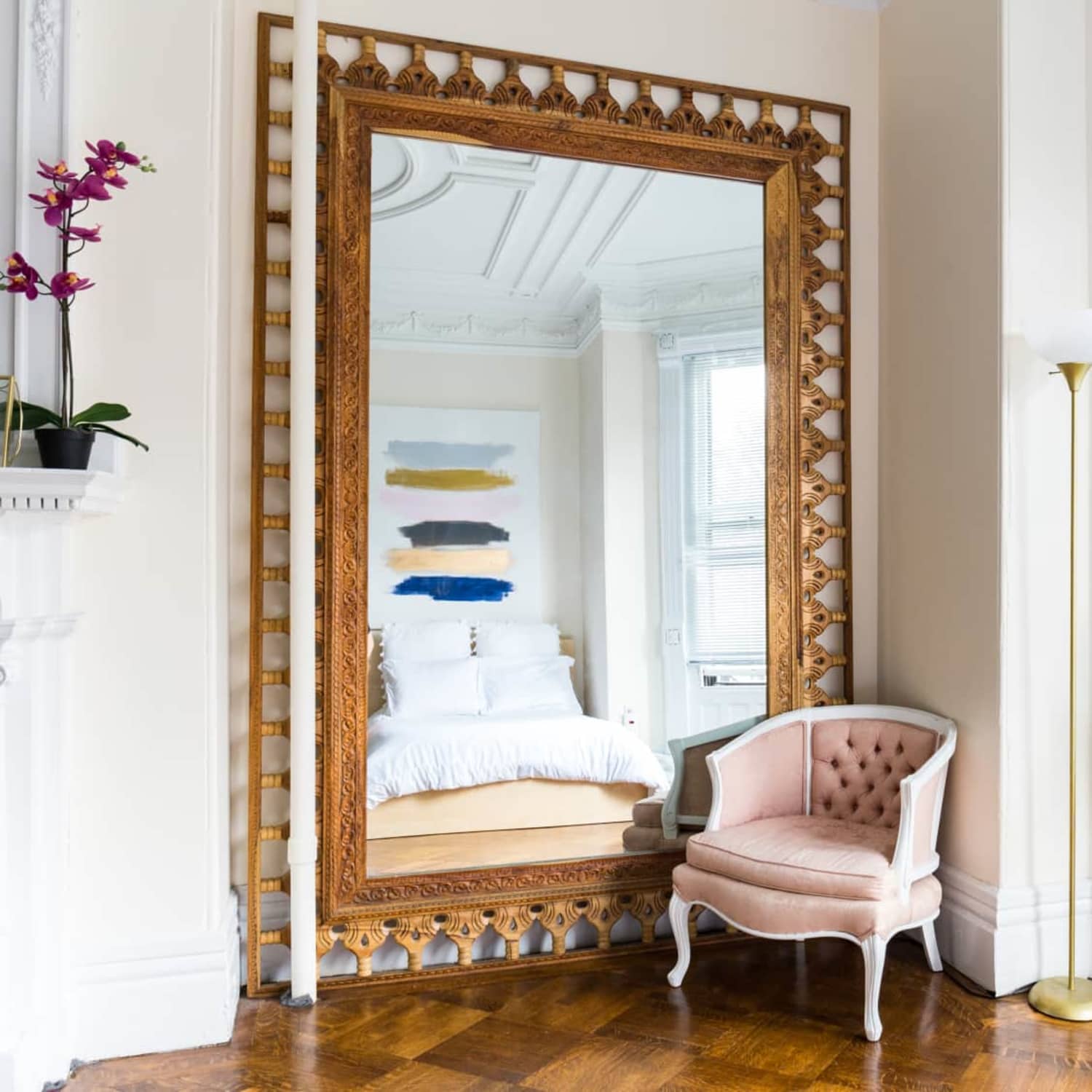 Using mirrors to light a sale room