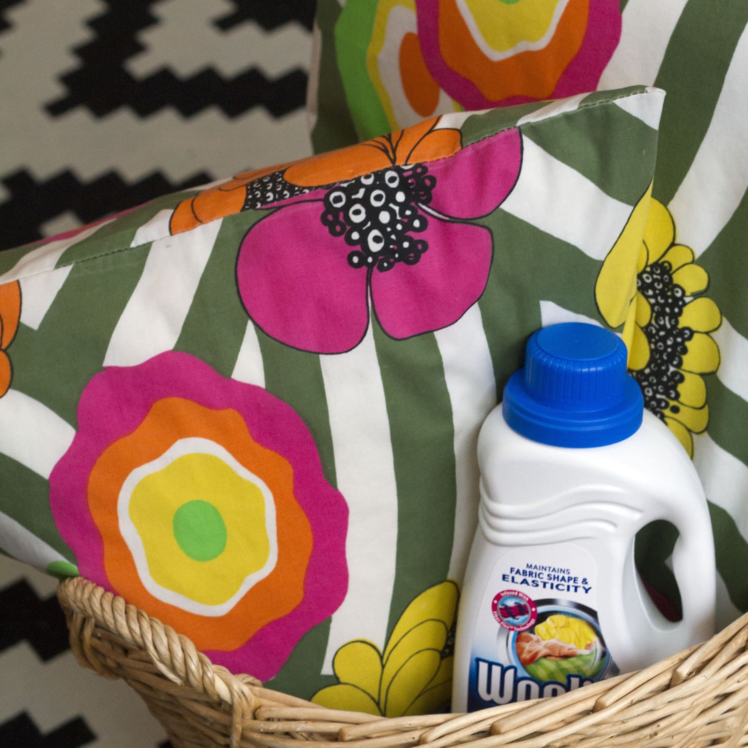 How to clean throw 2025 pillows without washing machine