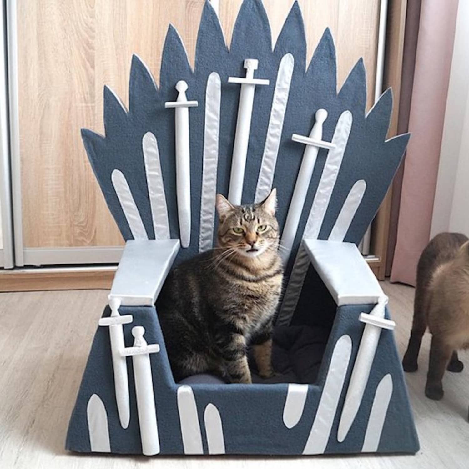Iron throne deals pet bed