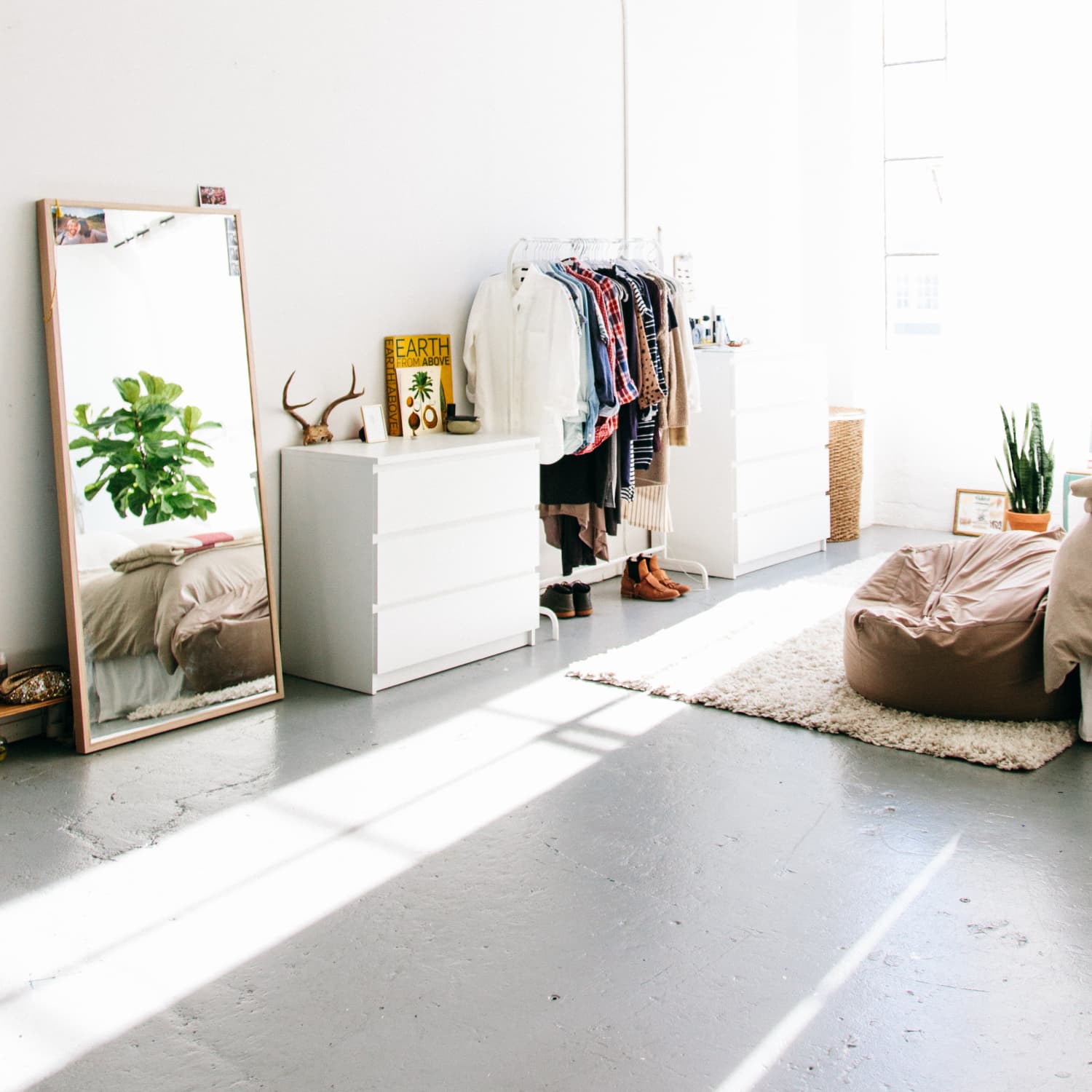 Clothes rack for studio apartment 2025