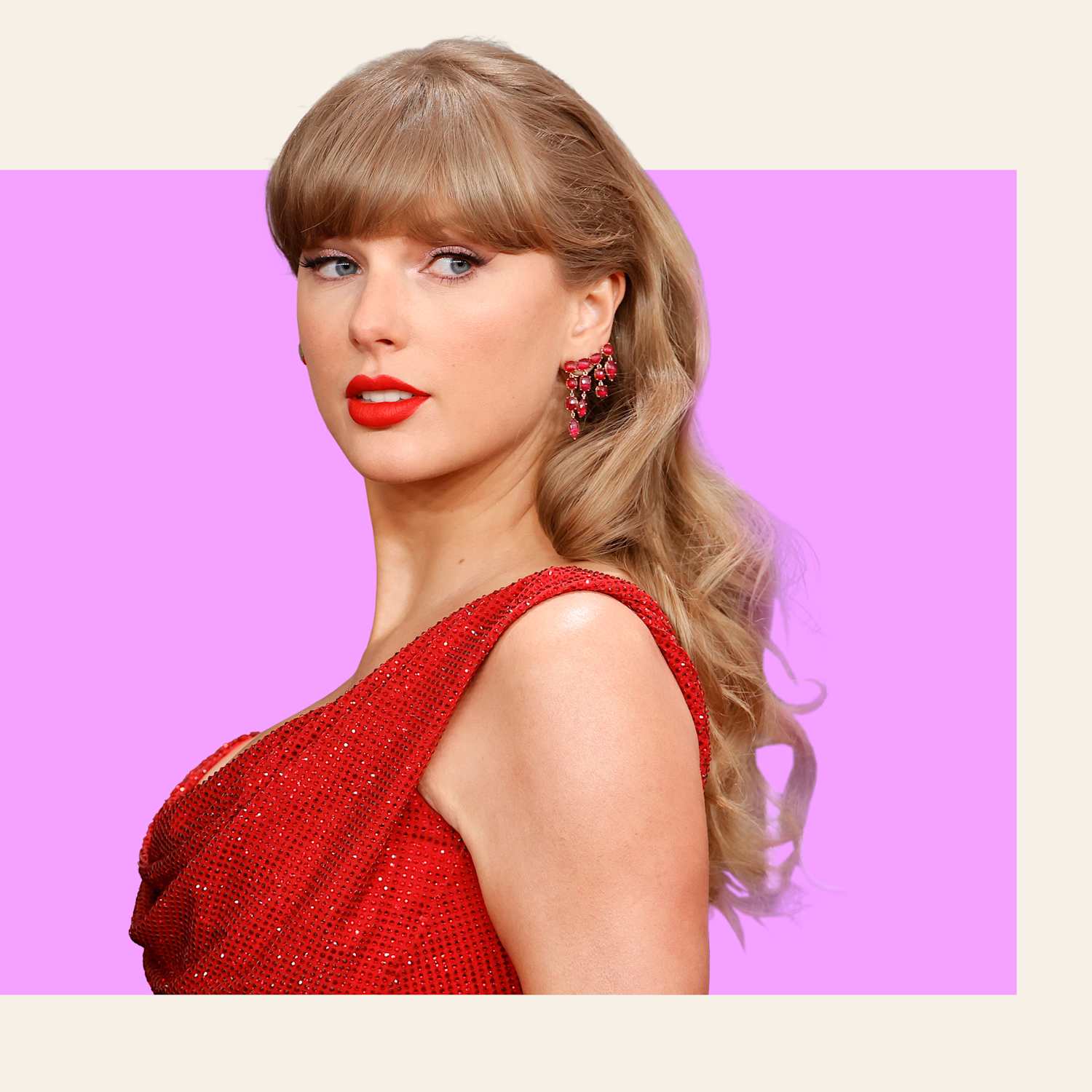 Taylor Swift's Bookshelf Reveals Album Easter Eggs | Apartment Therapy