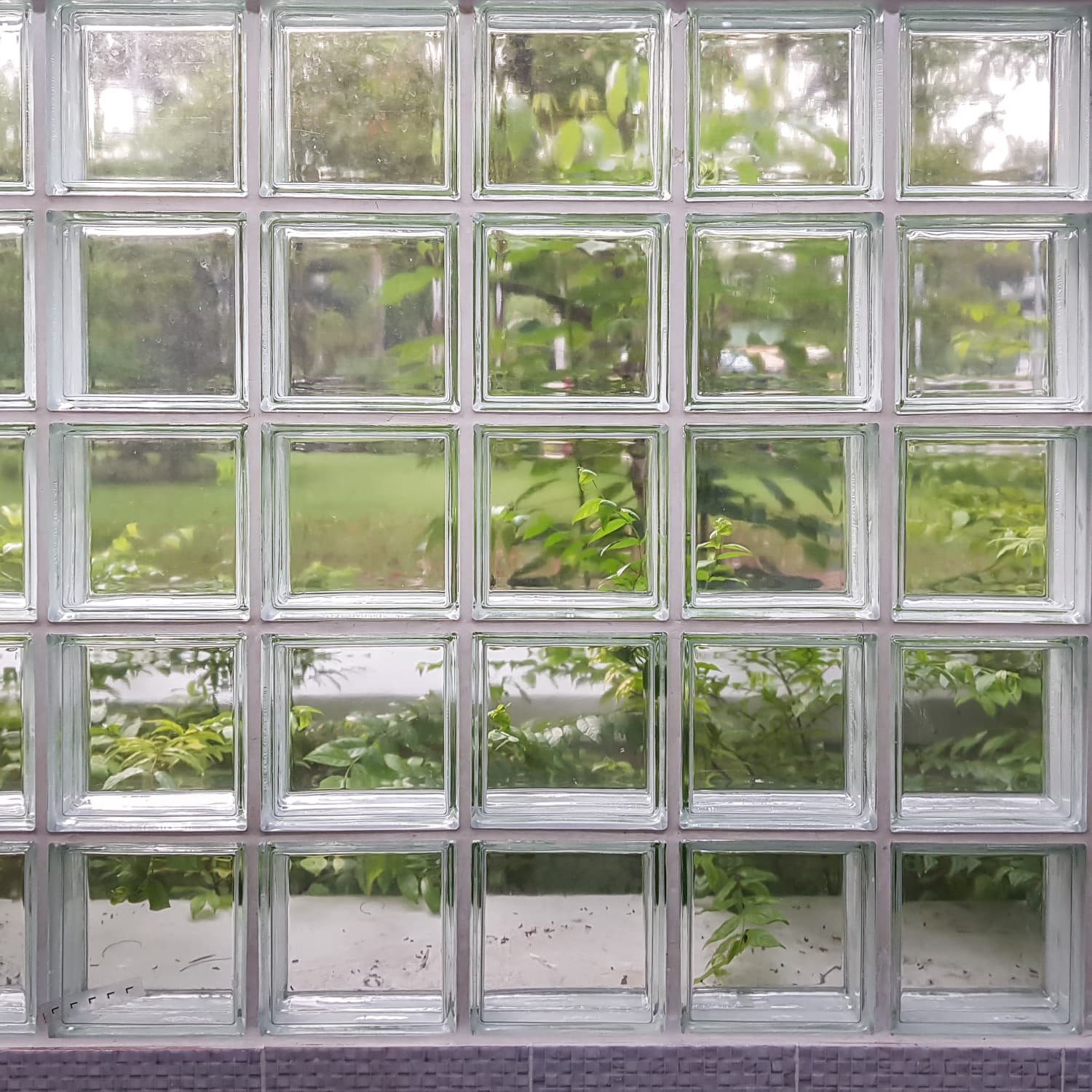 Glass Blocks Are the 80s Trend That Real Estate Agents Love Seeing