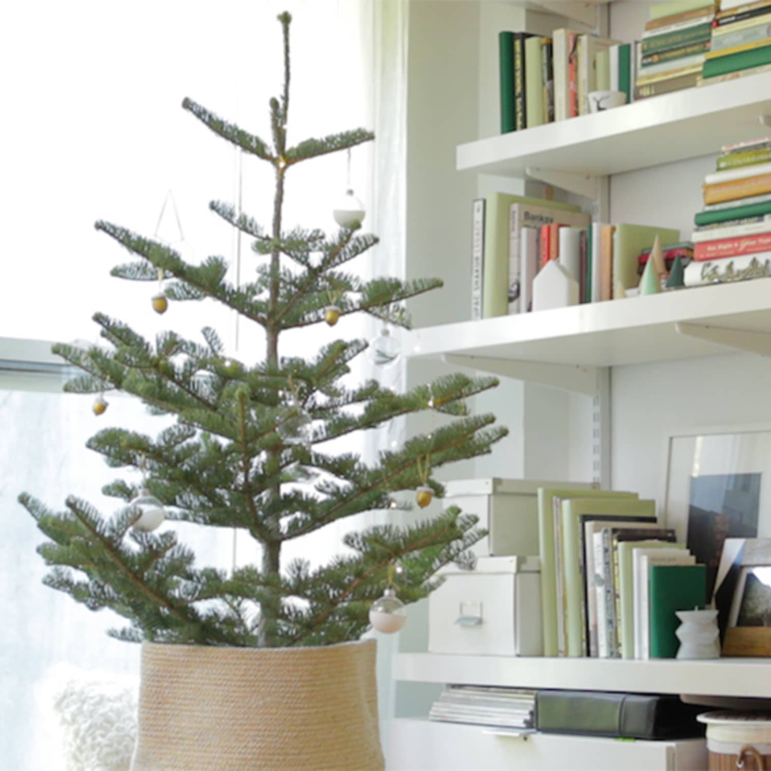 Minimalist sales christmas tree