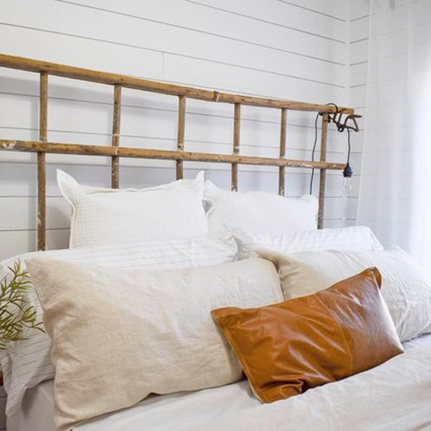 Pillow for bed without headboard best sale