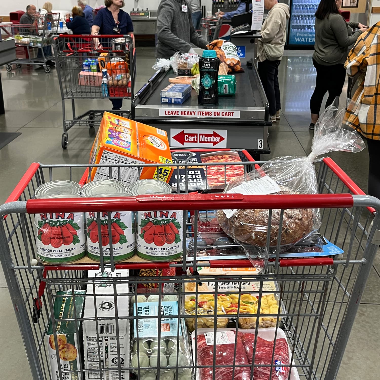 The Dos and Don'ts of Costco's Checkout Etiquette, According to a