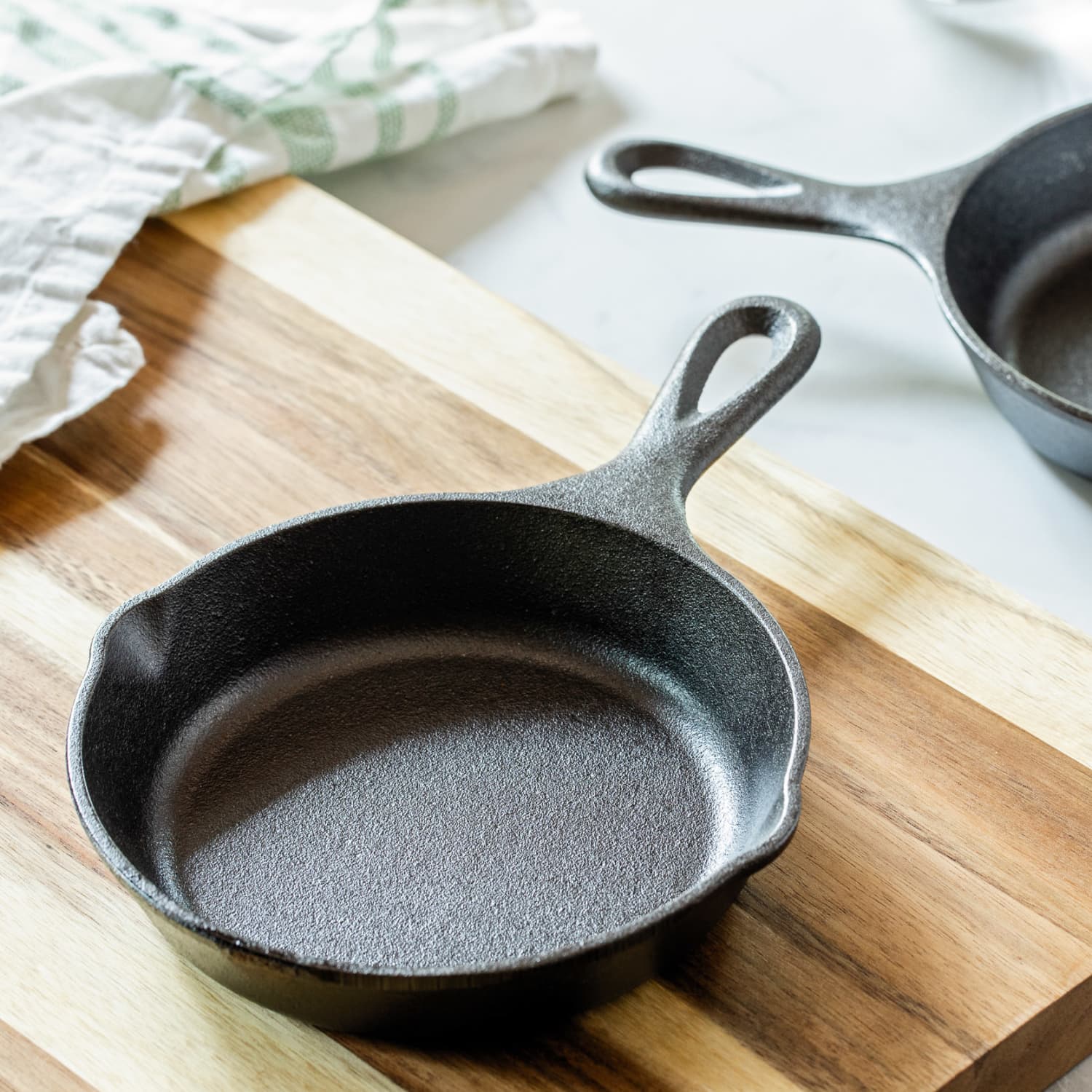 https://cdn.apartmenttherapy.info/image/upload/f_jpg,q_auto:eco,c_fill,g_auto,w_1500,ar_1:1/k%2FPhoto%2FLifestyle%2F2021-07-These-Mini-Cast-Iron-Skillets-Are-Made-for-Summer-y-Desserts%20%2Fkitchn-2021-mini-cast-iron-skillet-1