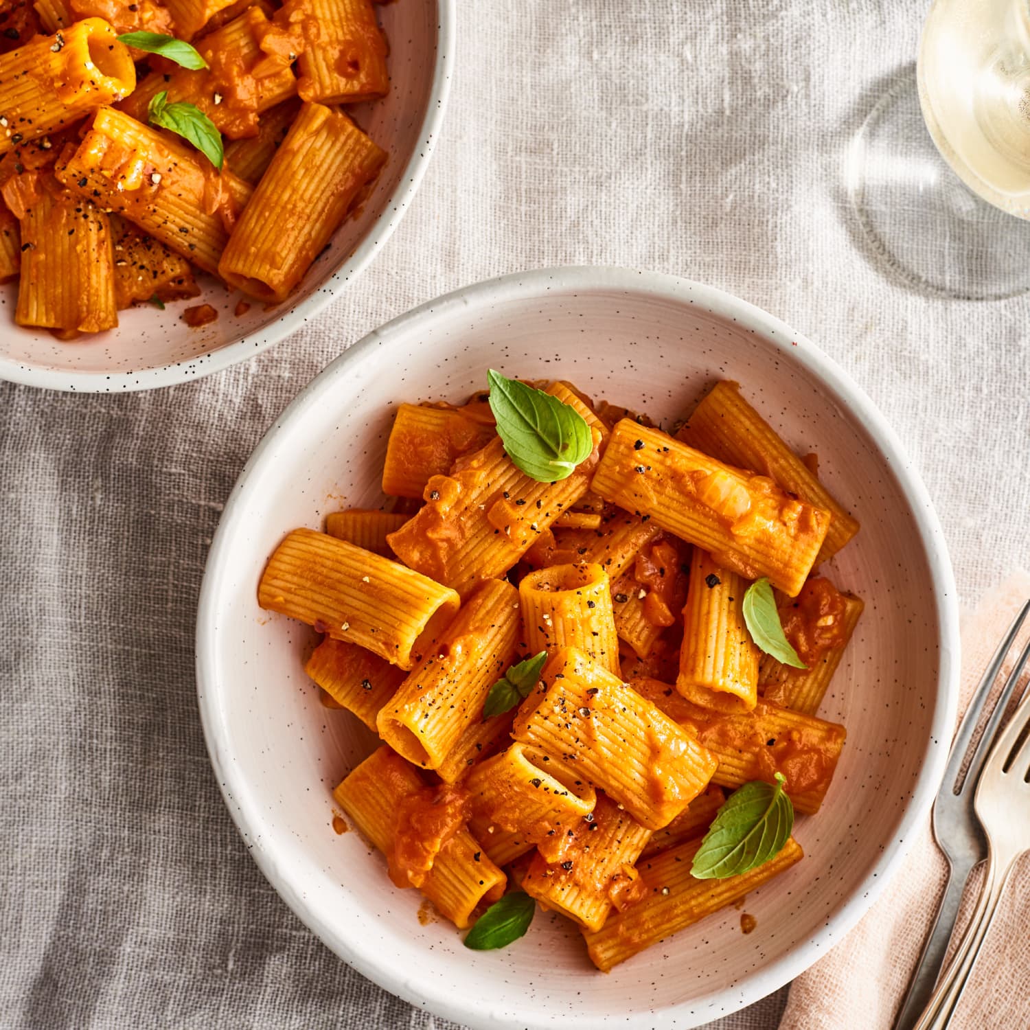 Pasta di lenticchie rosse alla vodka con basilico fresco