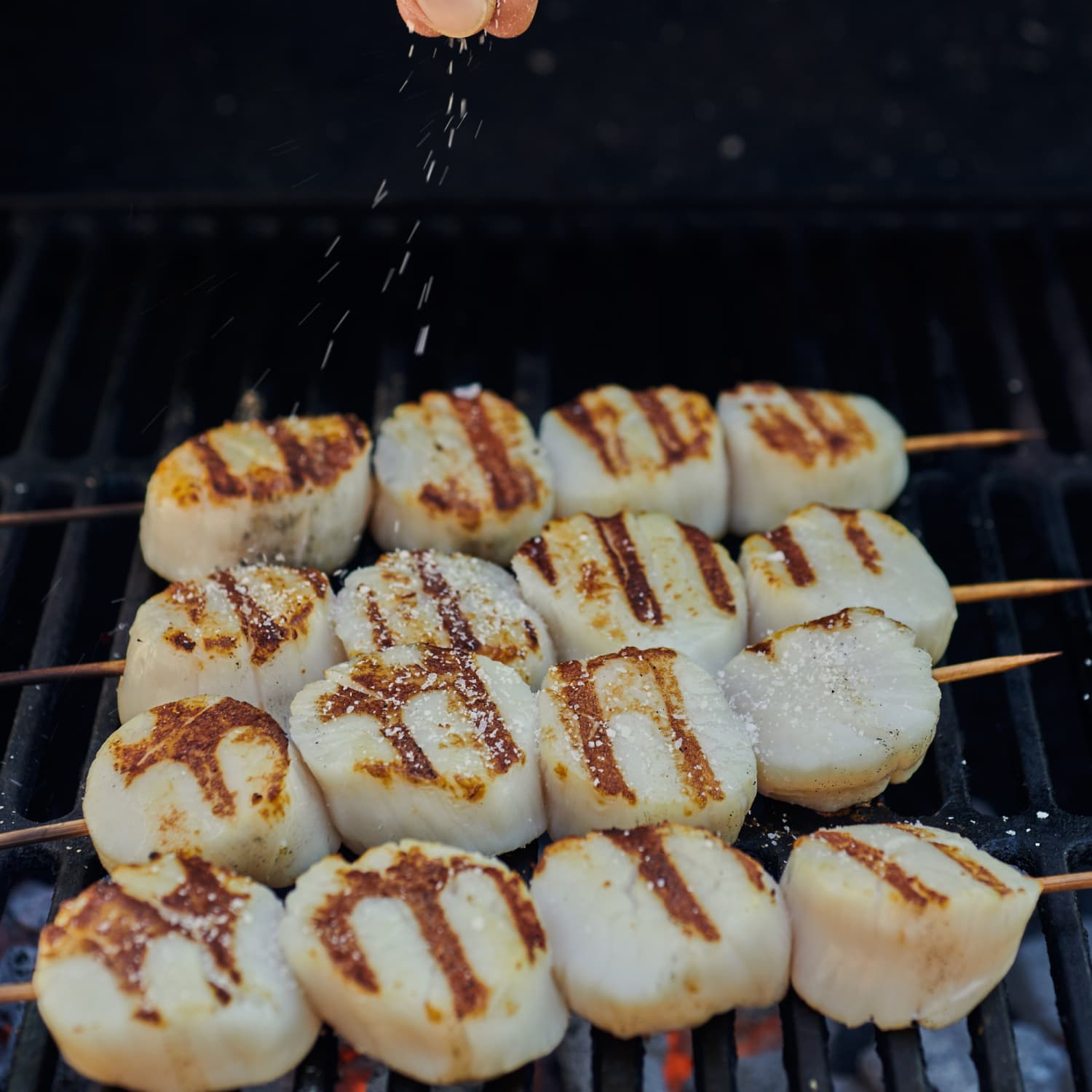 https://cdn.apartmenttherapy.info/image/upload/f_jpg,q_auto:eco,c_fill,g_auto,w_1500,ar_1:1/k%2FPhoto%2FRecipes%2F2020-05-HT-Grilled-Lemon-Garlic-Scallops%2FHT-Grilled-Lemon-Garlic-Scallops1253