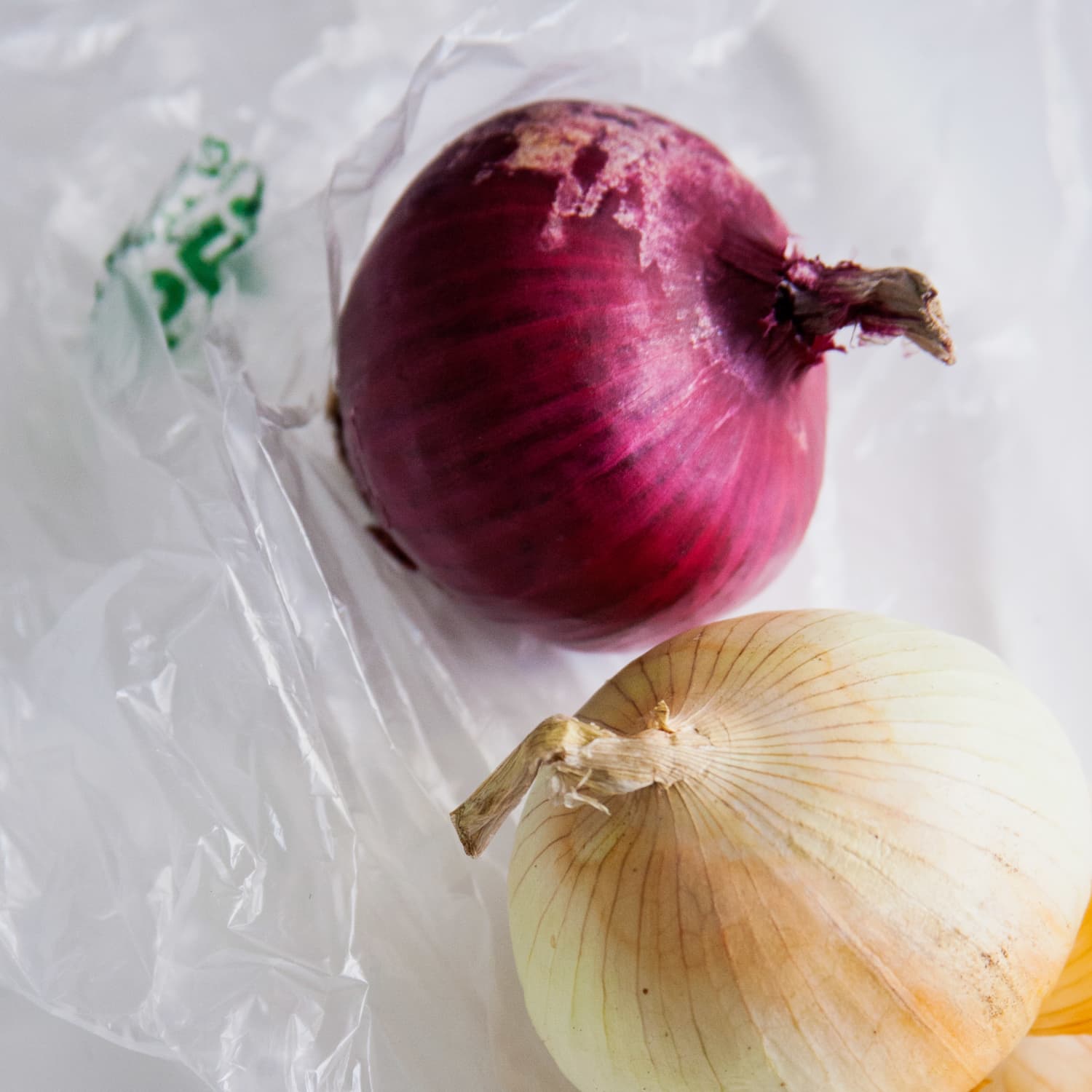 Pronged Onion Holder Helps Slice Onions Quickly and Easily