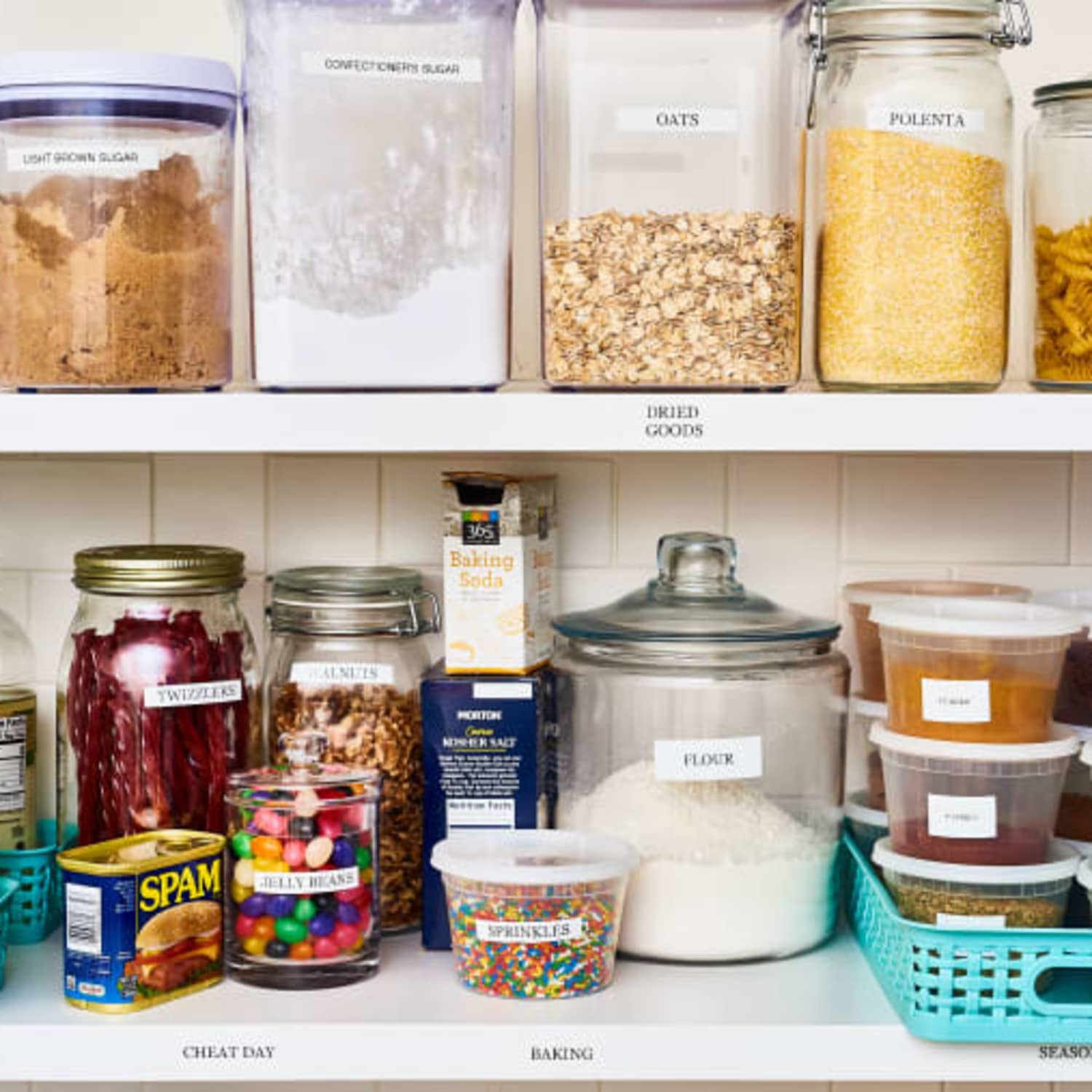 Kitchen storage jars, a great way of organizing ingredients and saving space