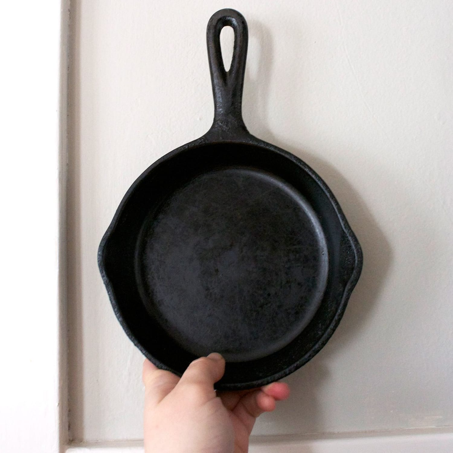 CAST IRON WALL - How to hang your pans 