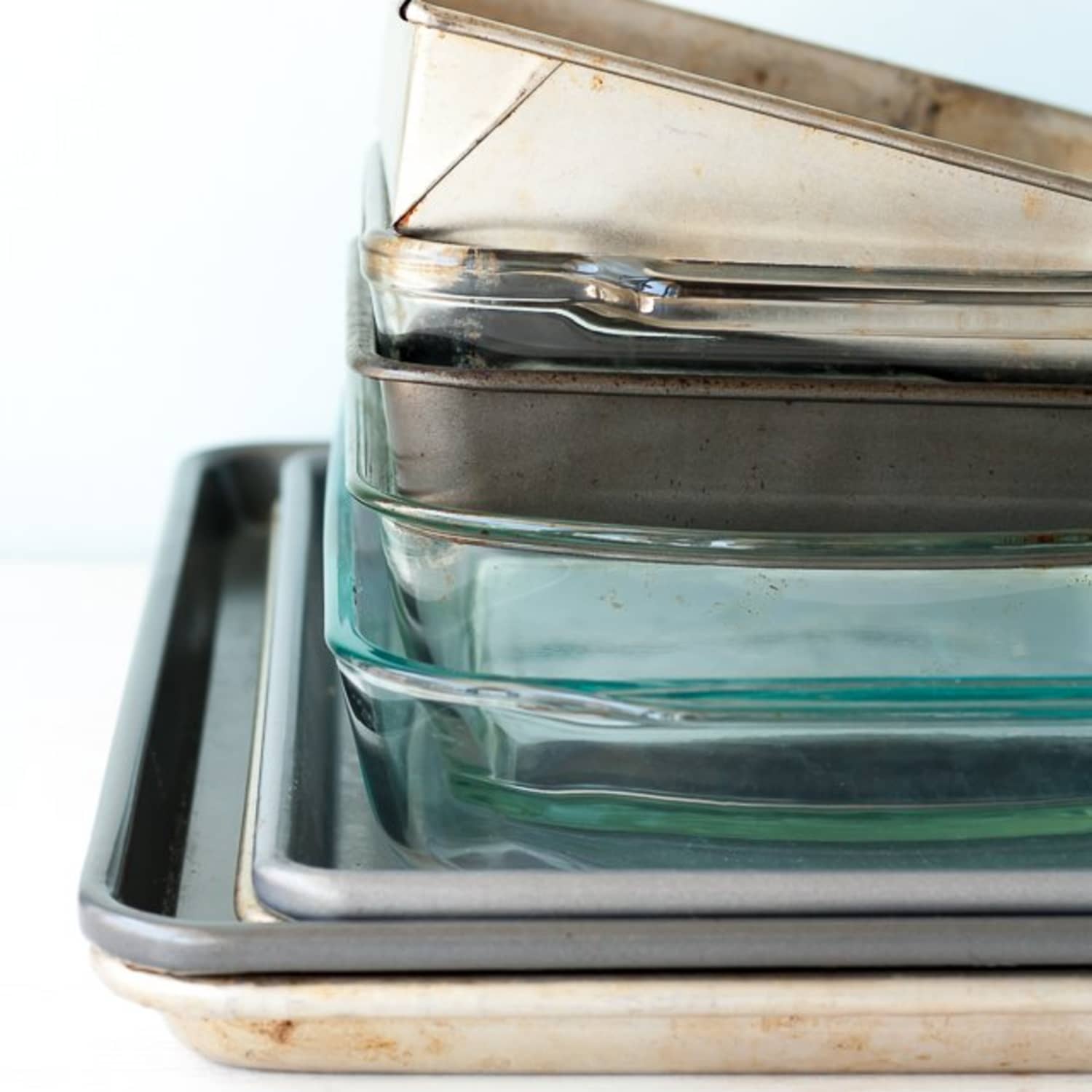 What's the Difference Between Glass and Metal Baking Pans?