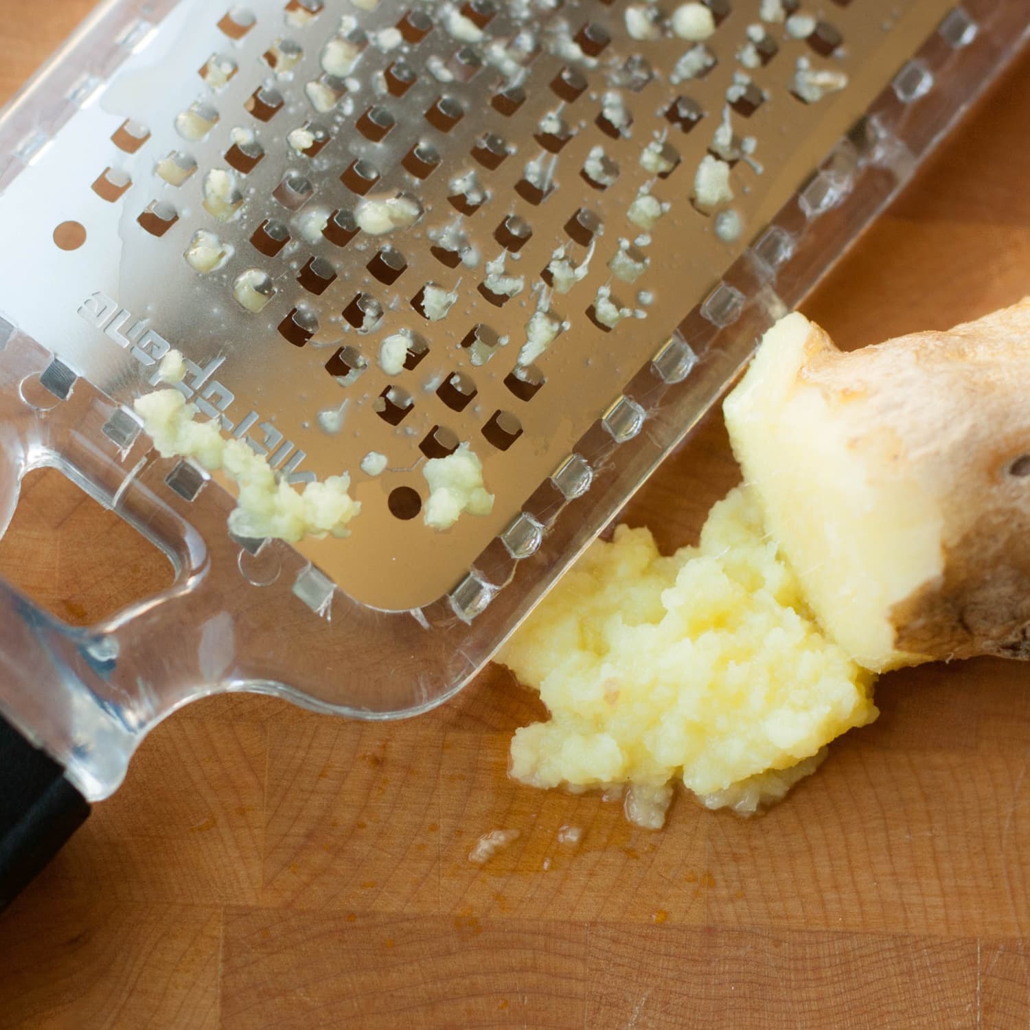 Microplane grater two-way cutting edge