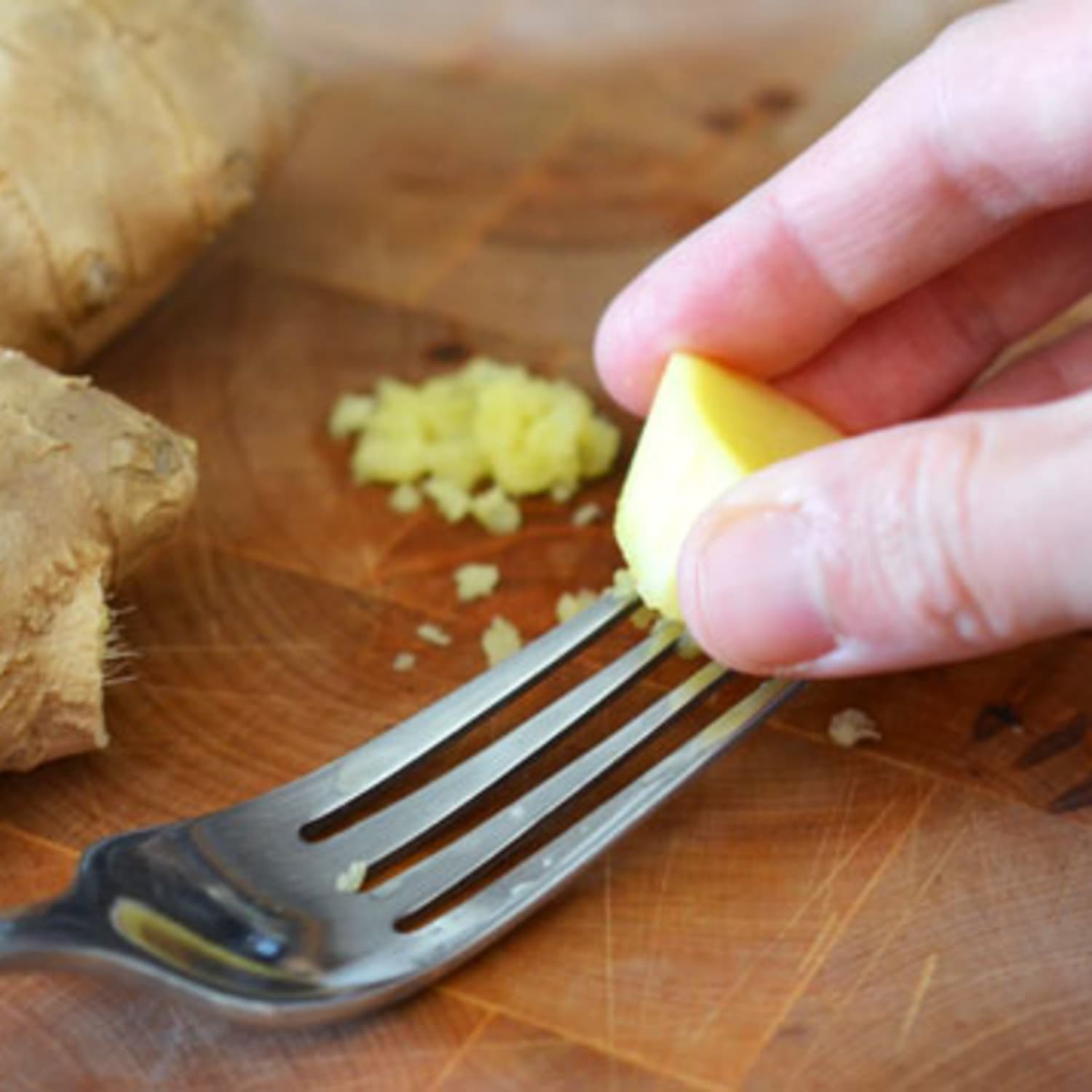 Ceramic Grater - Save your fingers when grating garlic, ginger and