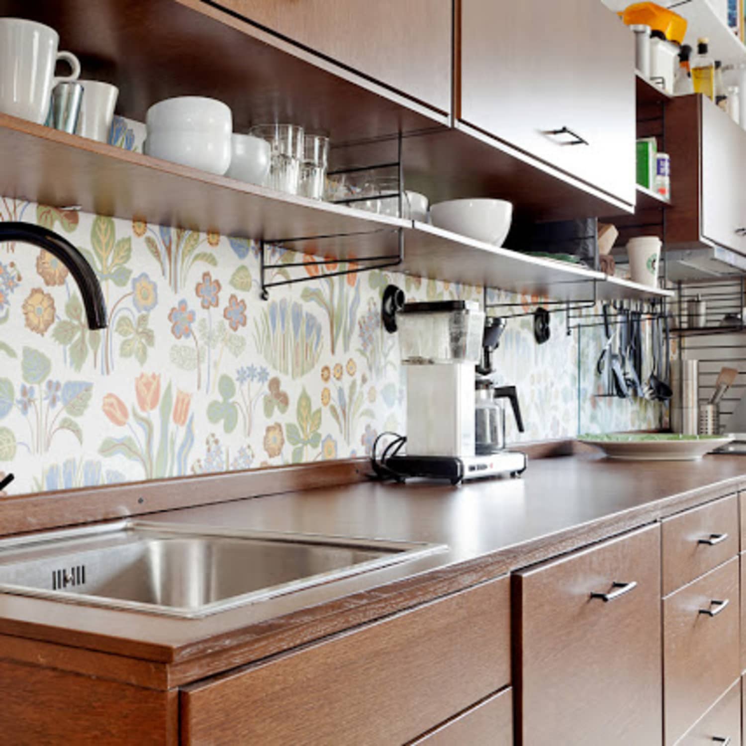 Сделай кухню тише. Неудобная планировка кухни. Сборка кухни. Дизайнер замерщик кухни. Холодильник в интерьере кухни.