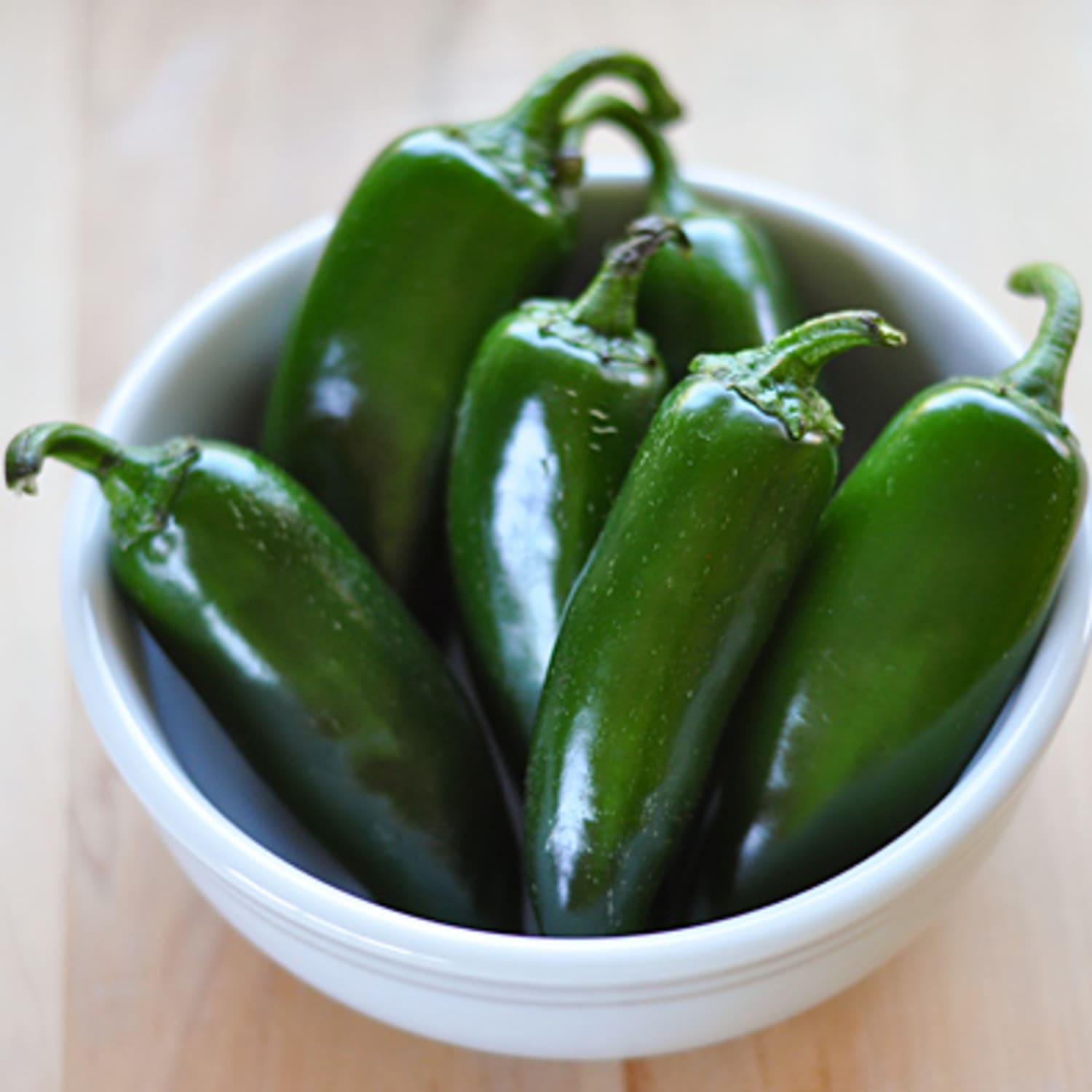Вес халапеньо. Острый перец Jalapeno Jumbo. Халапеньо турецкий. Листья у перца халапеньо. Перец халапеньо Турция.