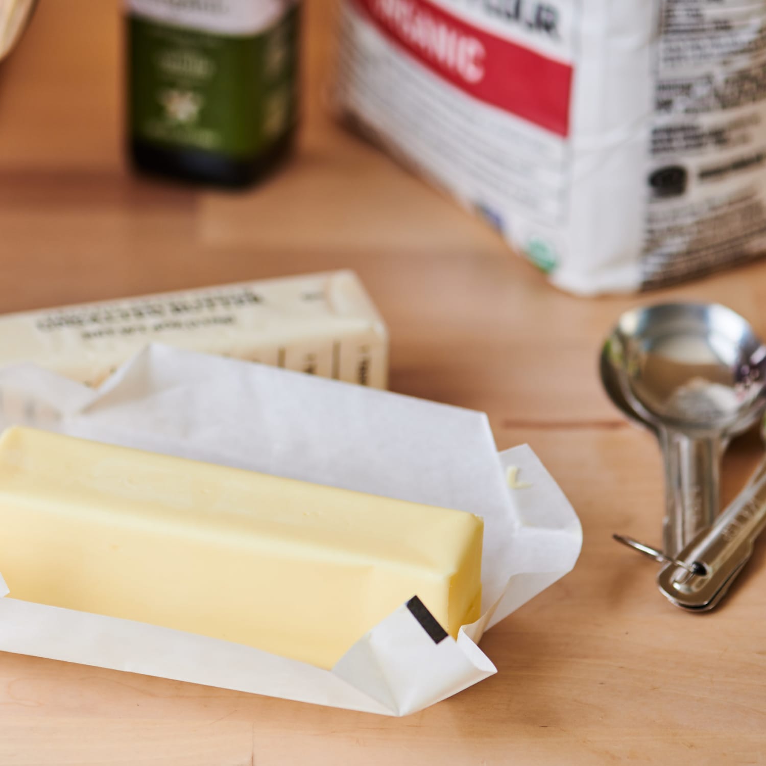 Butter knife with shop holes