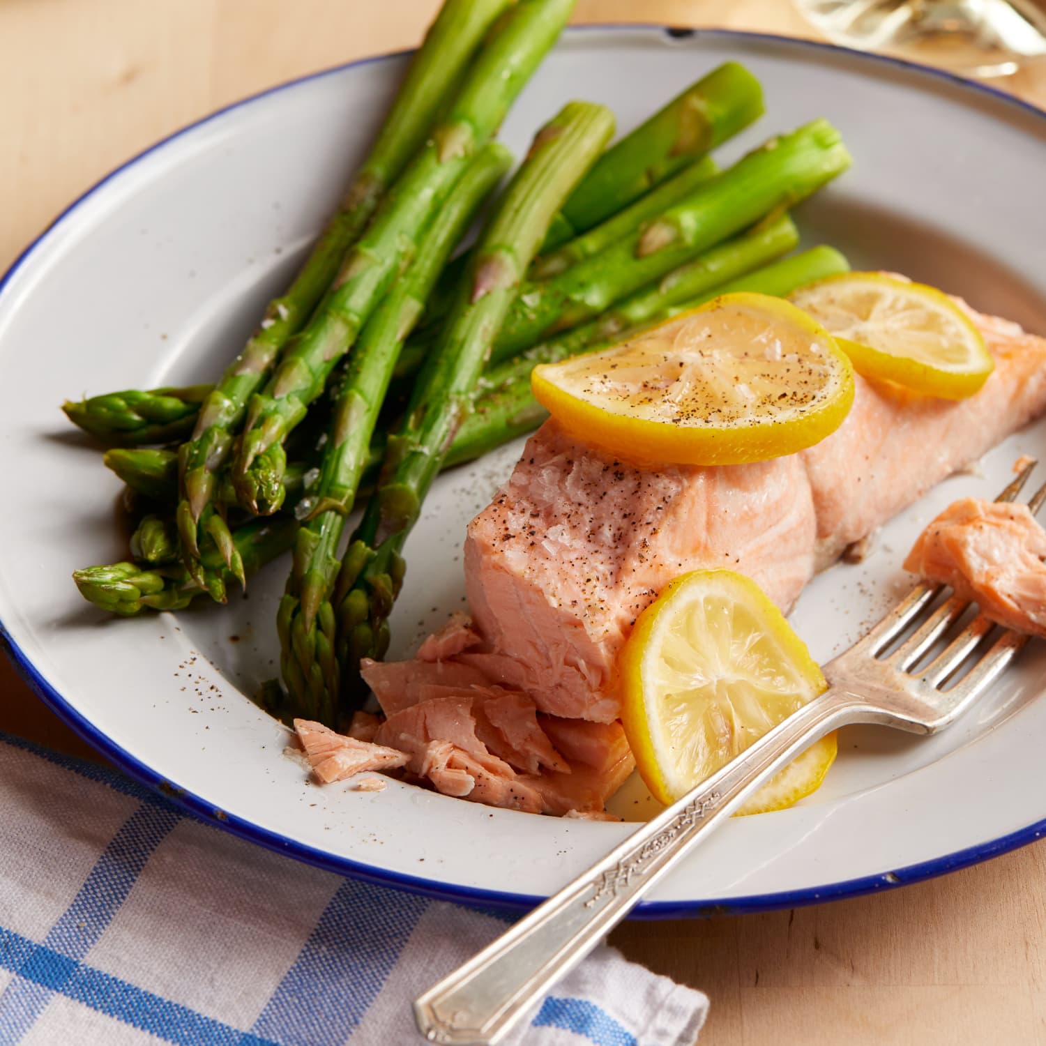 Cook salmon in pressure outlet cooker