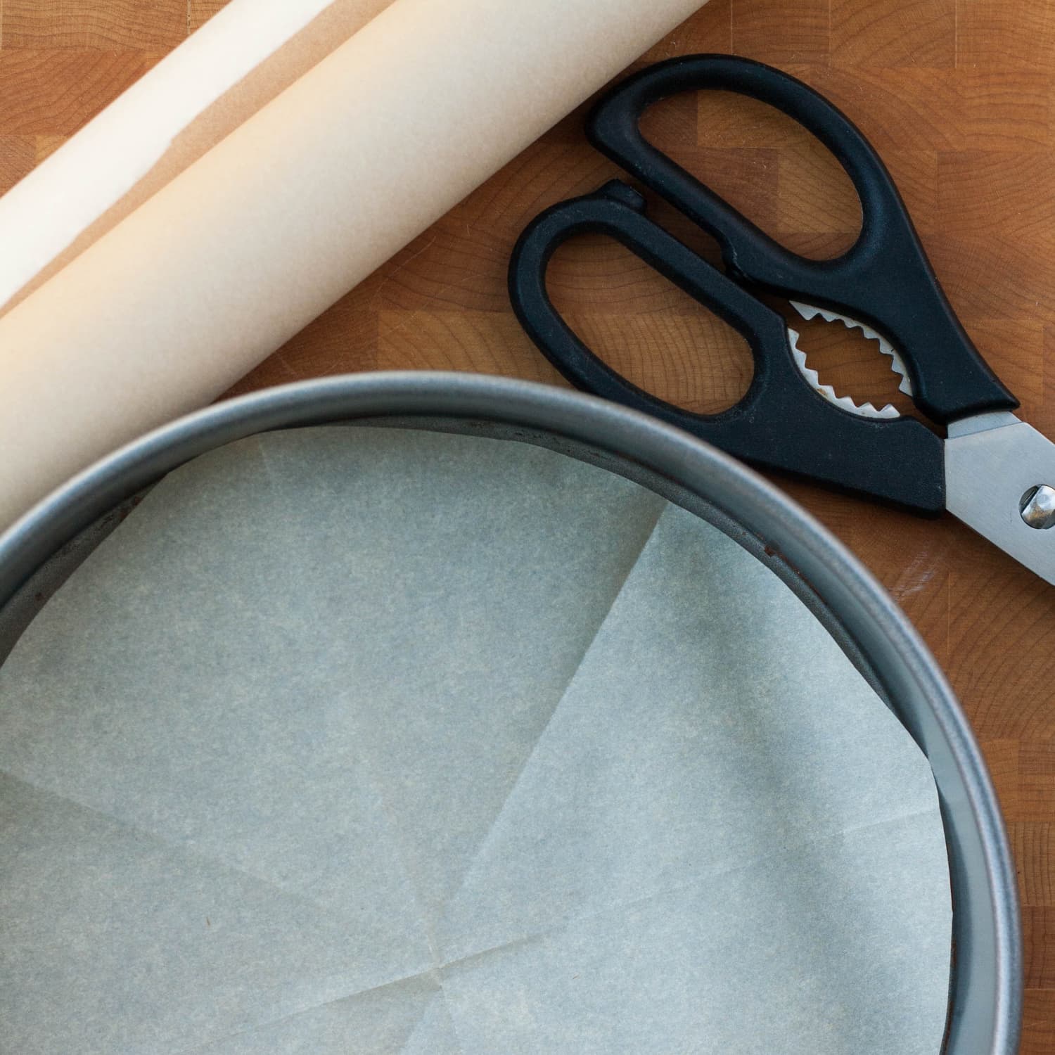 Lining cake pan deals with parchment paper