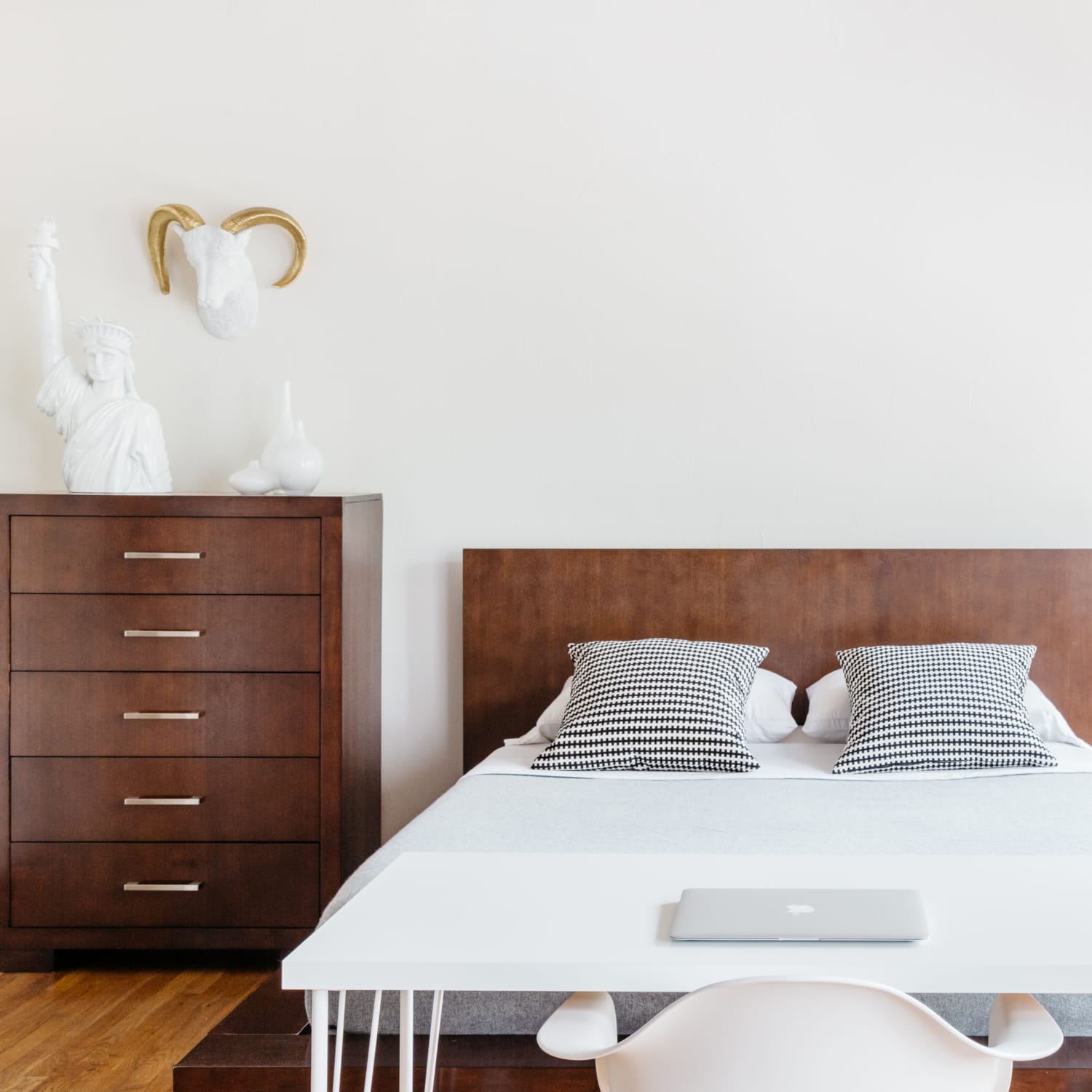 35 Minimalist Bedroom Ideas (With Photos of Inspiring Decor ...