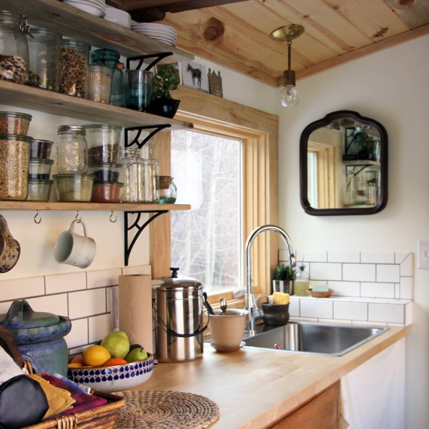 25 Cozy Farmhouse Kitchen Decor Ideas - Shelterness