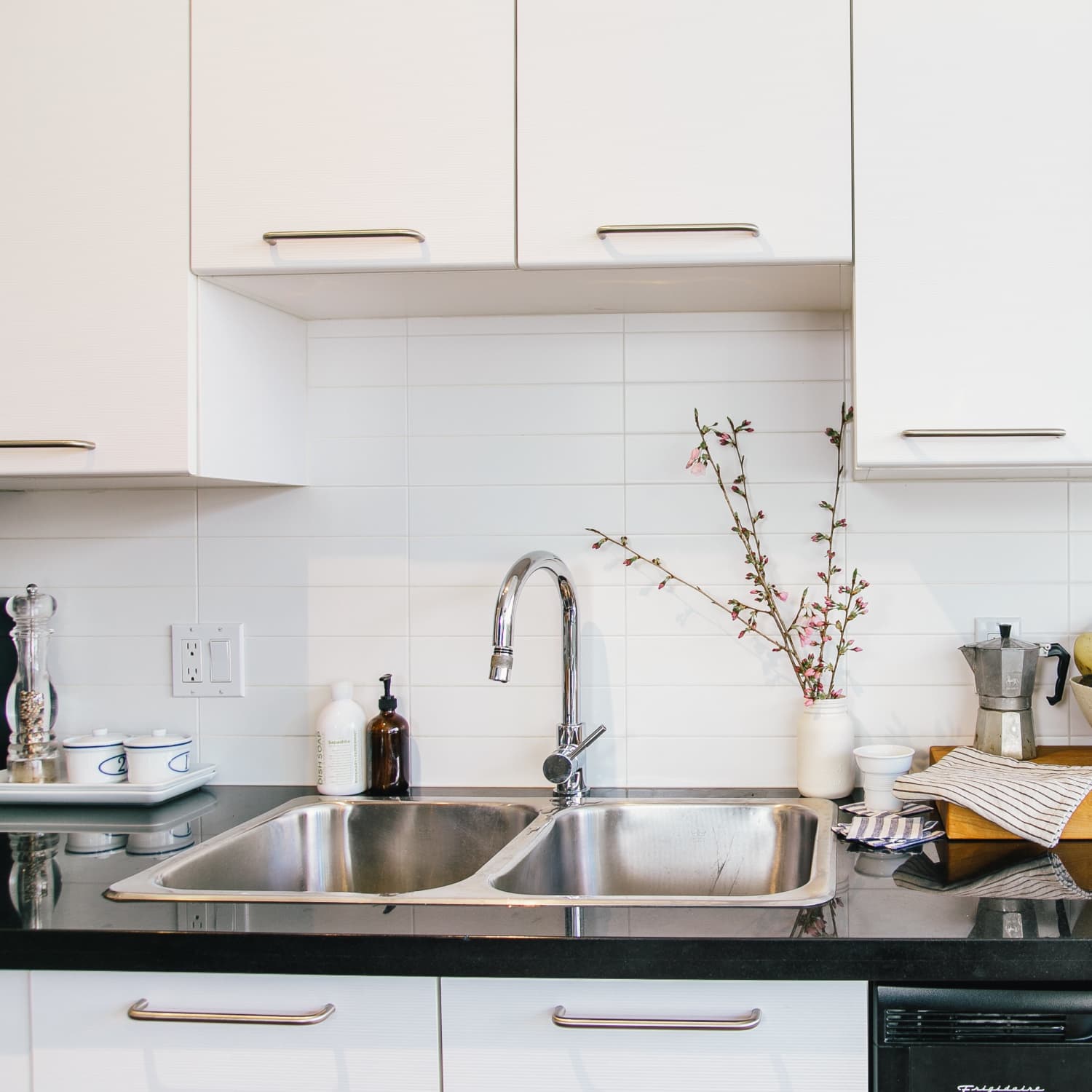 How To Choose A Kitchen Sink Material That's Right For You